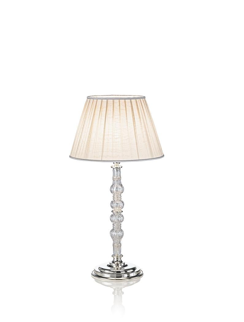 Lámpara de mesa Fleur Bubbles de MM Lampadari
Dimensiones: Ø 26 x A 46 cm.
Materiales: Tejido Moirè marfil, metal y plata.

Hay disponibles diferentes acabados. Todas nuestras lámparas pueden cablearse según cada país. Si se vende a EE.UU., se