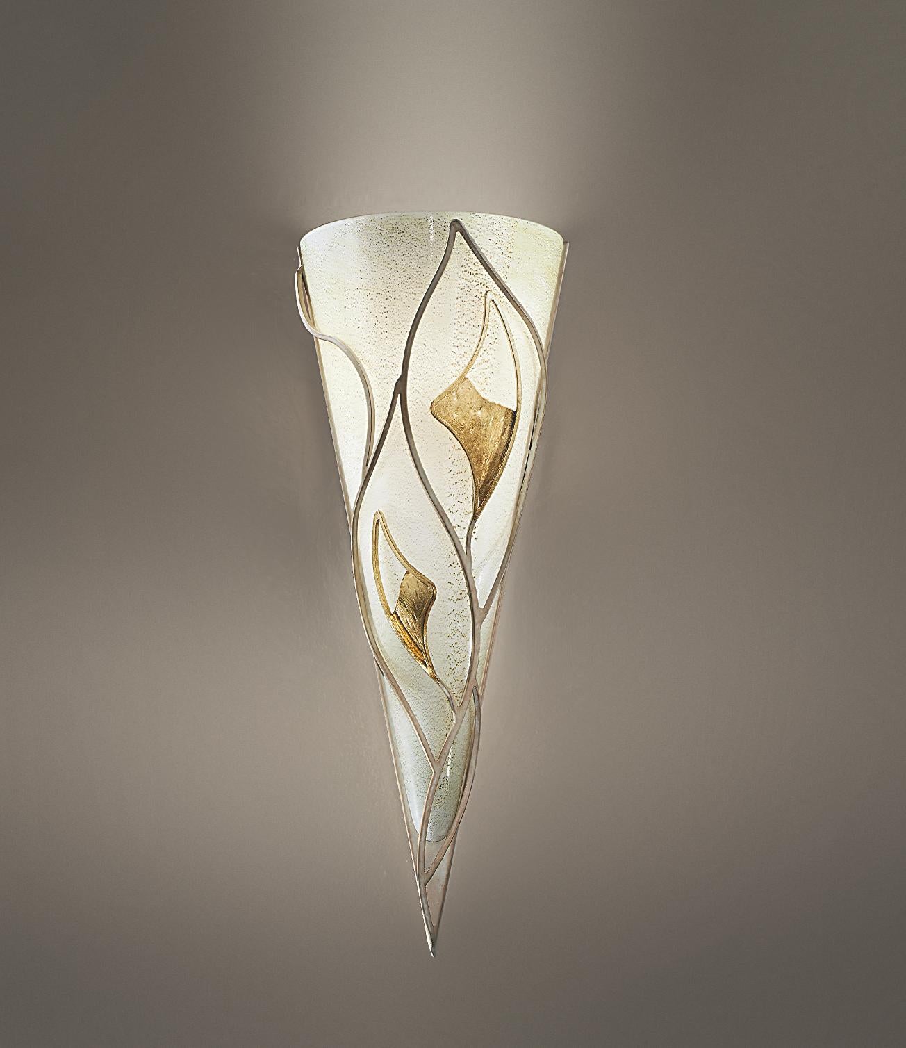 Aplique de Pared Mariposa Fleur de MM Lampadari
Dimensiones: P 15 x An 24 x Al 64 cm.
Materiales: Metal, pan de oro y cristal de Murano.

Todas nuestras lámparas pueden cablearse según cada país. Si se vende a EE.UU., se cableará para ese país, por