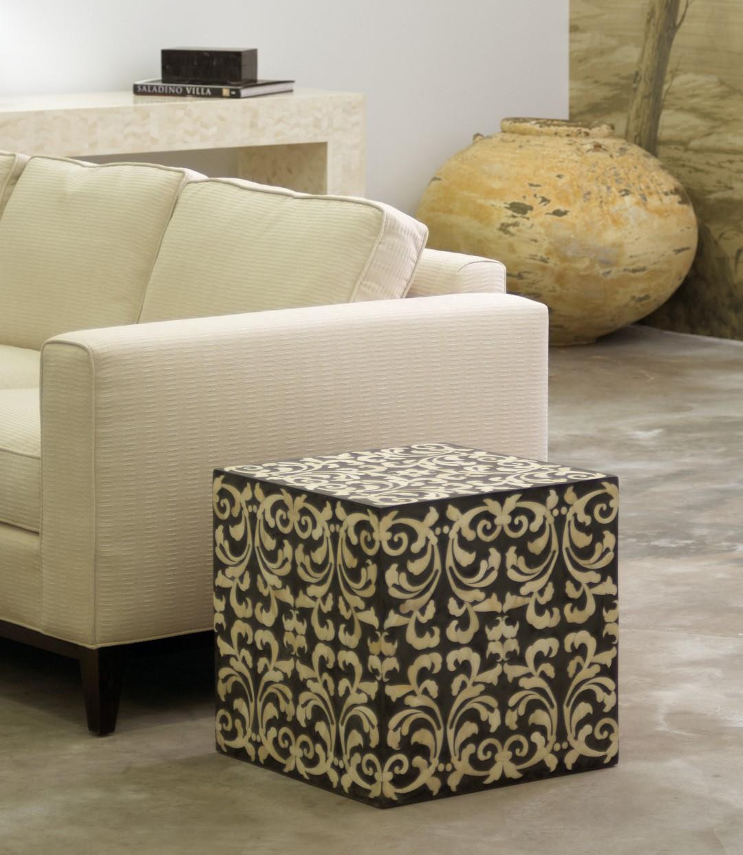 Neobarocco Tavolino/sgabello Fleur Cube in resina grigio/nera con intarsi in osso barocco in vendita