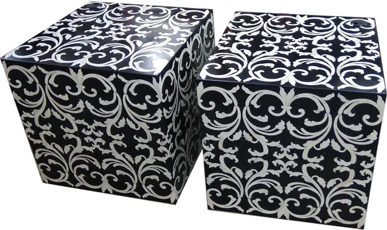Fleur Cube Beistelltisch / Hocker aus grauem/schwarzem Harz mit barocken Knochenintarsien (Neobarock) im Angebot