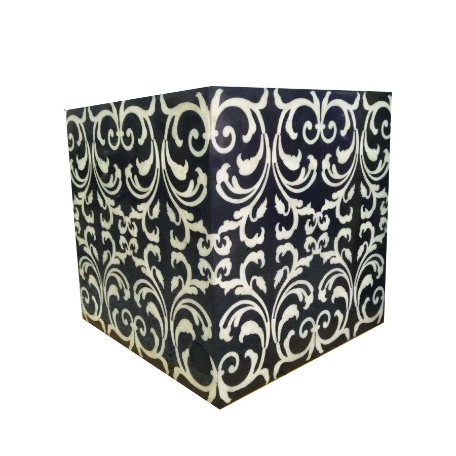 Fleur Cube Beistelltisch / Hocker aus grauem/schwarzem Harz mit barocken Knochenintarsien (Unbekannt) im Angebot