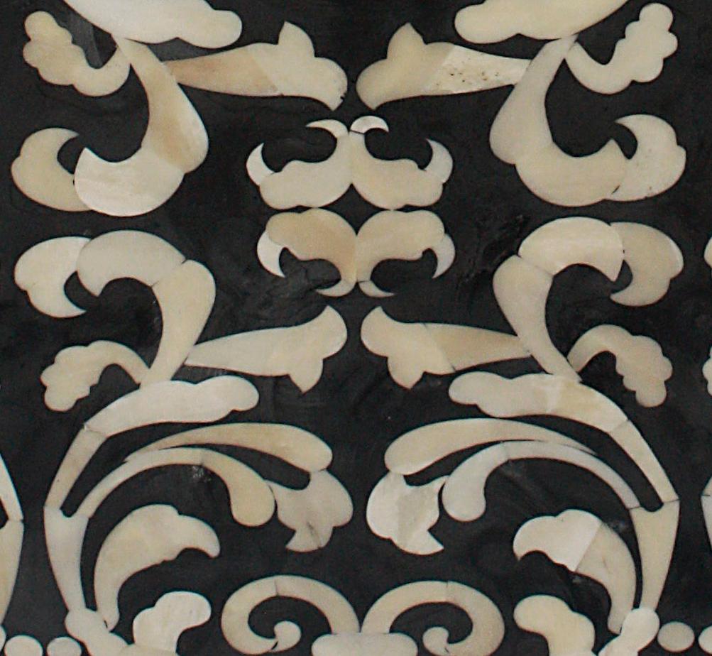 Tavolino/sgabello Fleur Cube in resina grigio/nera con intarsi in osso barocco In condizioni Nuovo in vendita a New York City, NY