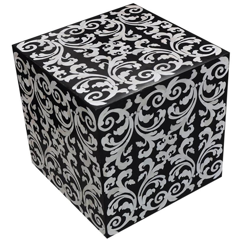Fleur Cube Beistelltisch / Hocker aus grauem/schwarzem Harz mit barocken Knochenintarsien im Angebot
