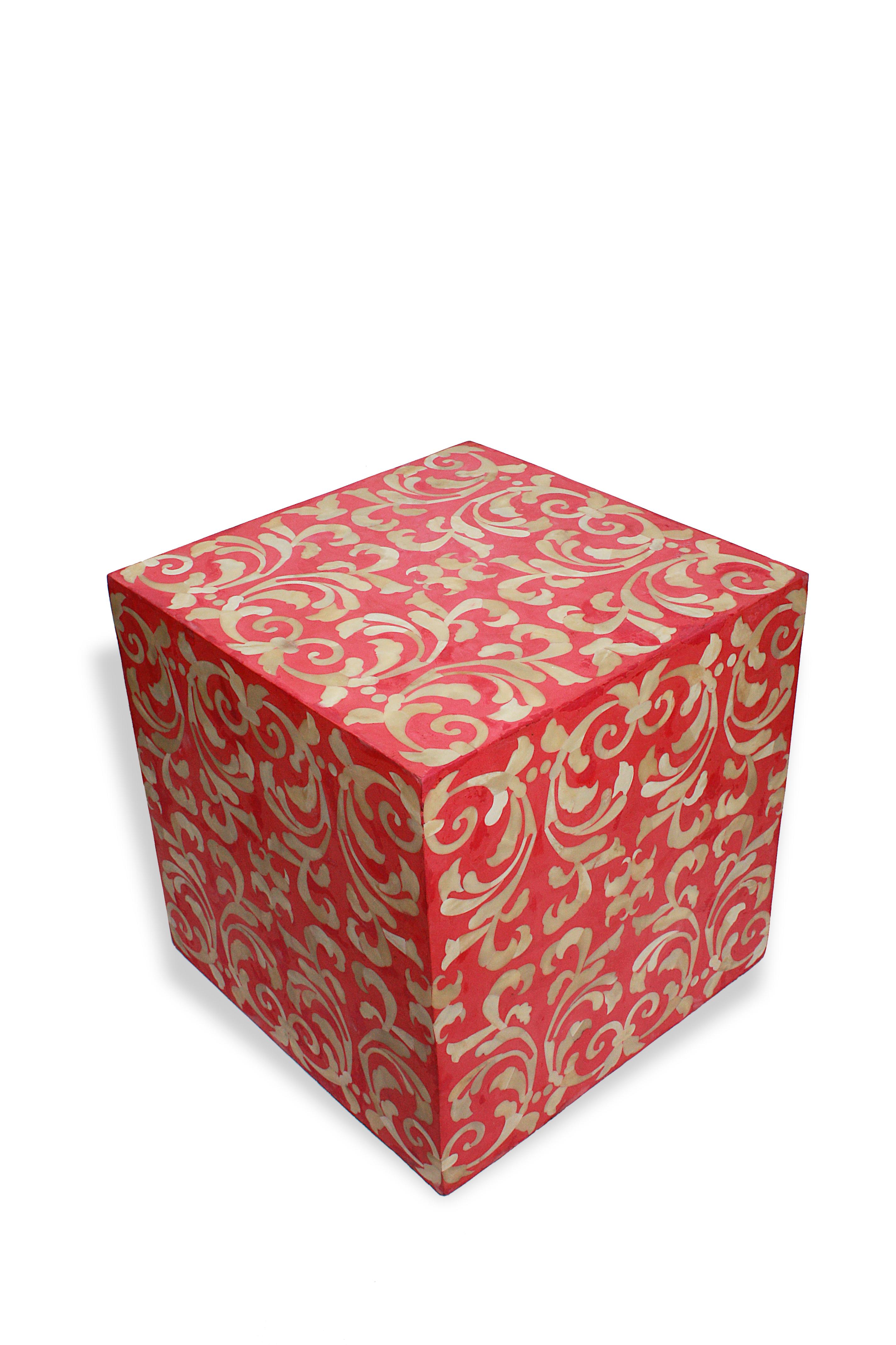 Mesa auxiliar / Taburete Cubo Fleur de Resina Roja con Incrustación Barroca de Hueso Indio en venta