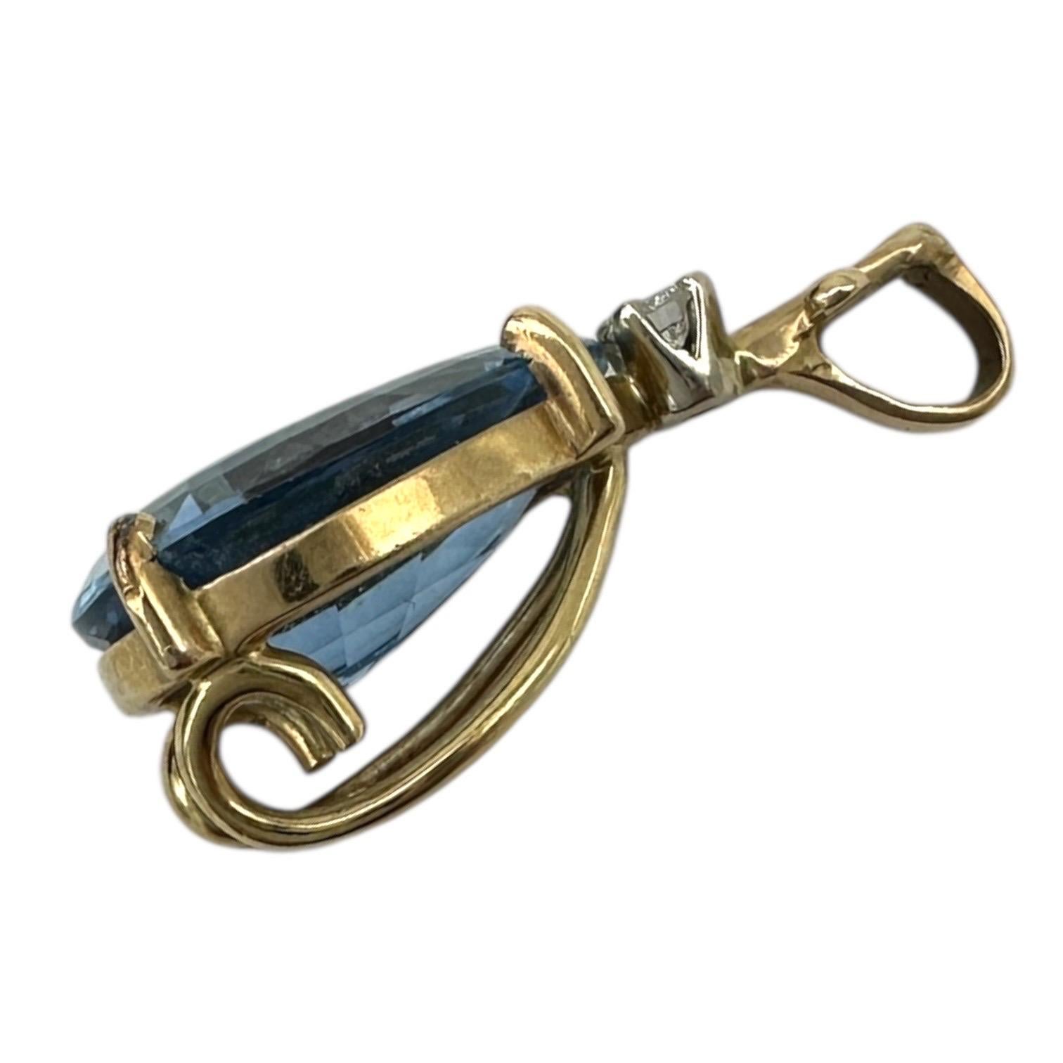 Le pendentif Fleur de Lis en or jaune 14 carats personnalisé est orné d'une superbe aigue-marine en forme de poire pesant 6,50 carats, avec des dimensions précises de 15 mm de longueur, 12,40 mm de largeur et 7 mm de profondeur. La teinte bleue