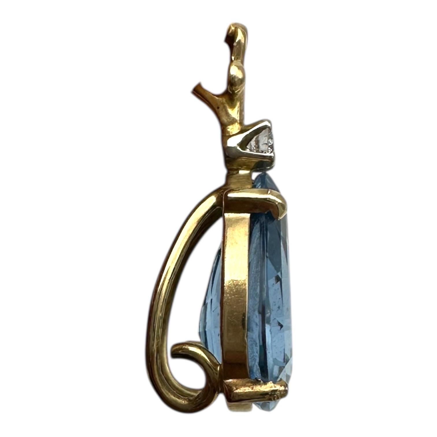 Baroque Pendentif Fleur de Lis 14 carats jaune aigue-marine en forme de poire et diamant 6.56 CTW en vente