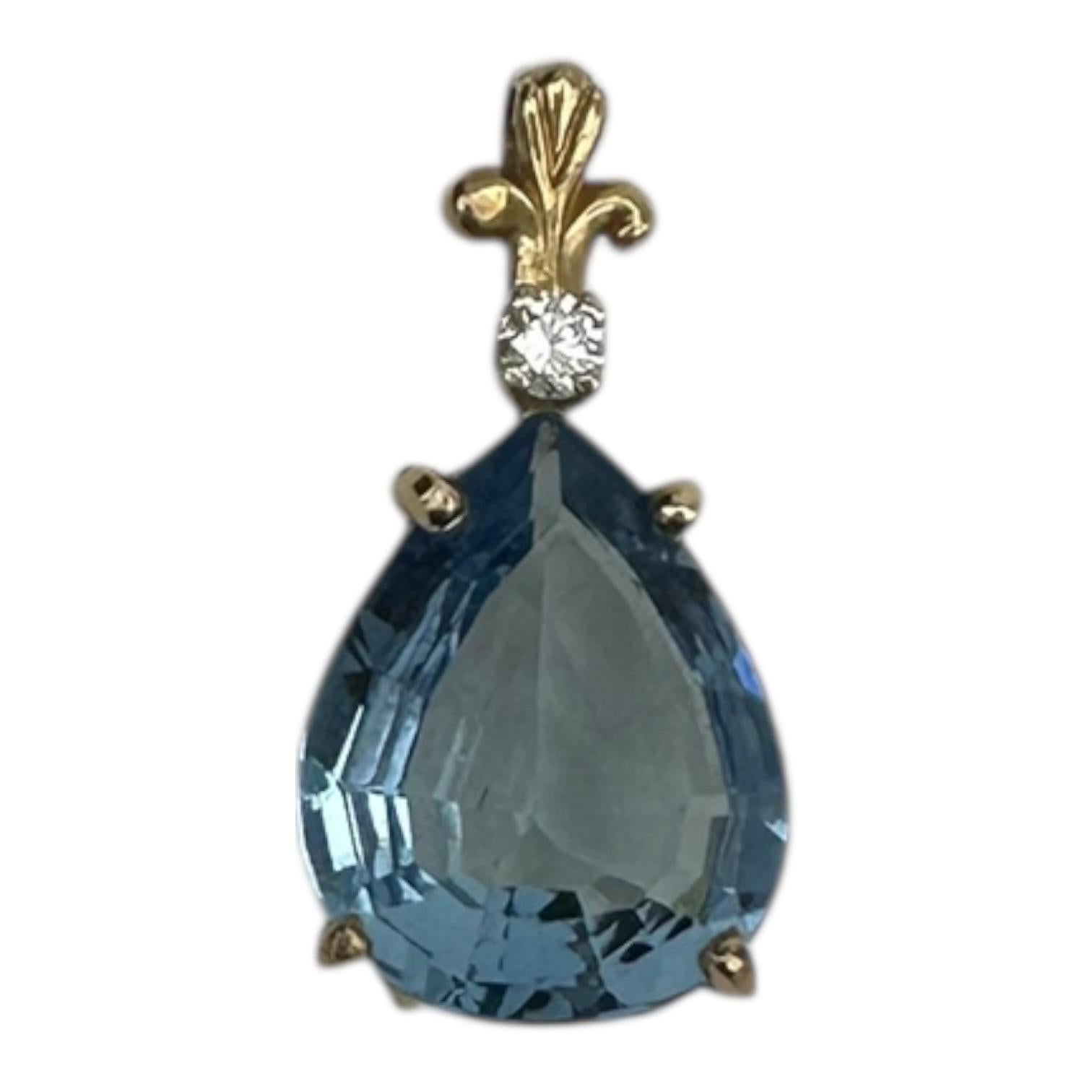 Taille poire Pendentif Fleur de Lis 14 carats jaune aigue-marine en forme de poire et diamant 6.56 CTW en vente