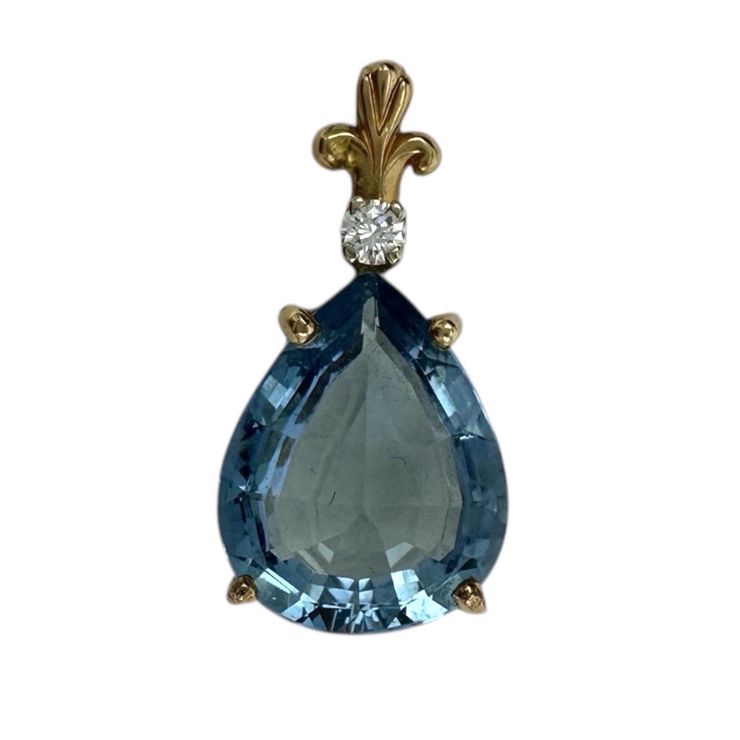 Pendentif Fleur de Lis 14 carats jaune aigue-marine en forme de poire et diamant 6.56 CTW Excellent état - En vente à Laguna Hills, CA