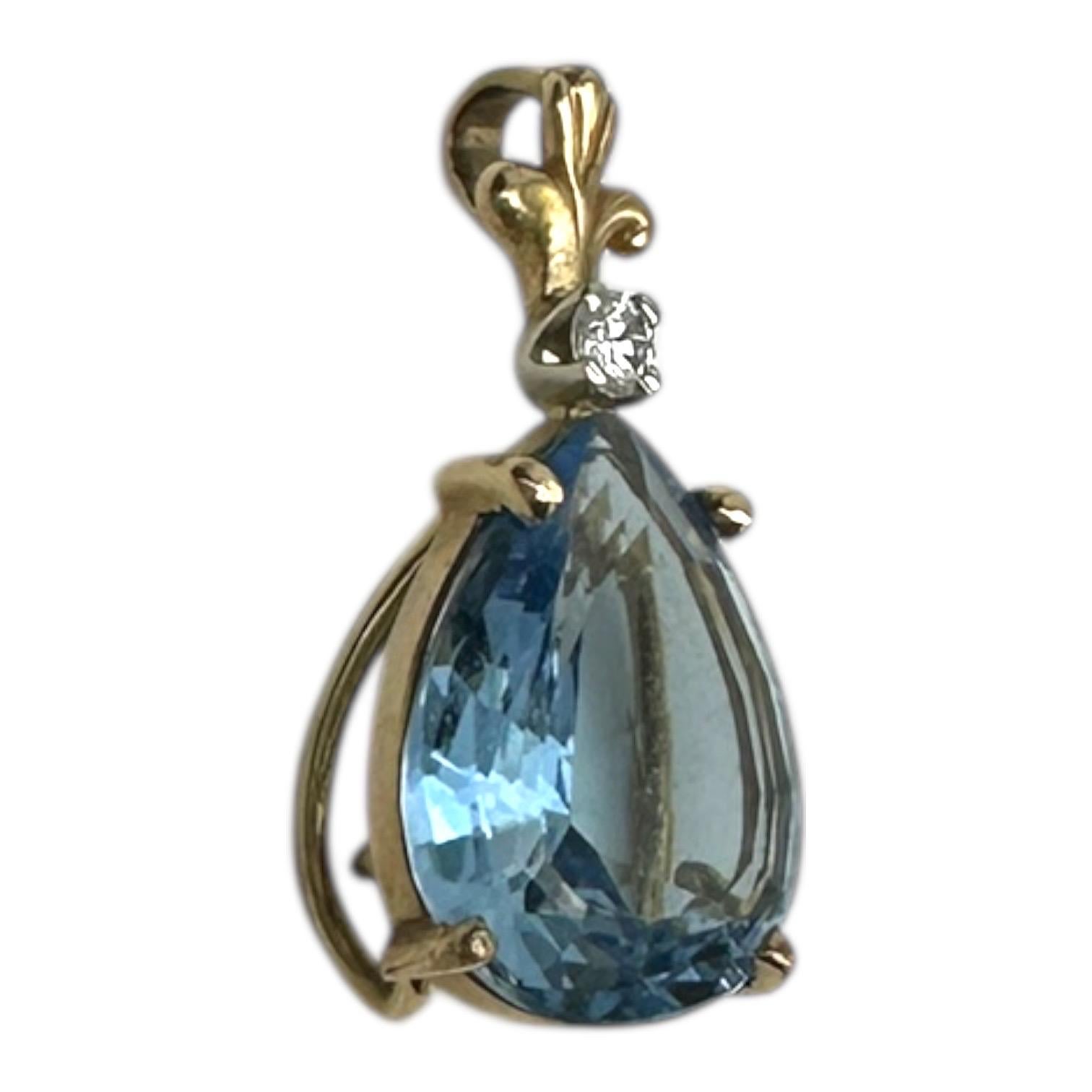Pendentif Fleur de Lis 14 carats jaune aigue-marine en forme de poire et diamant 6.56 CTW Unisexe en vente
