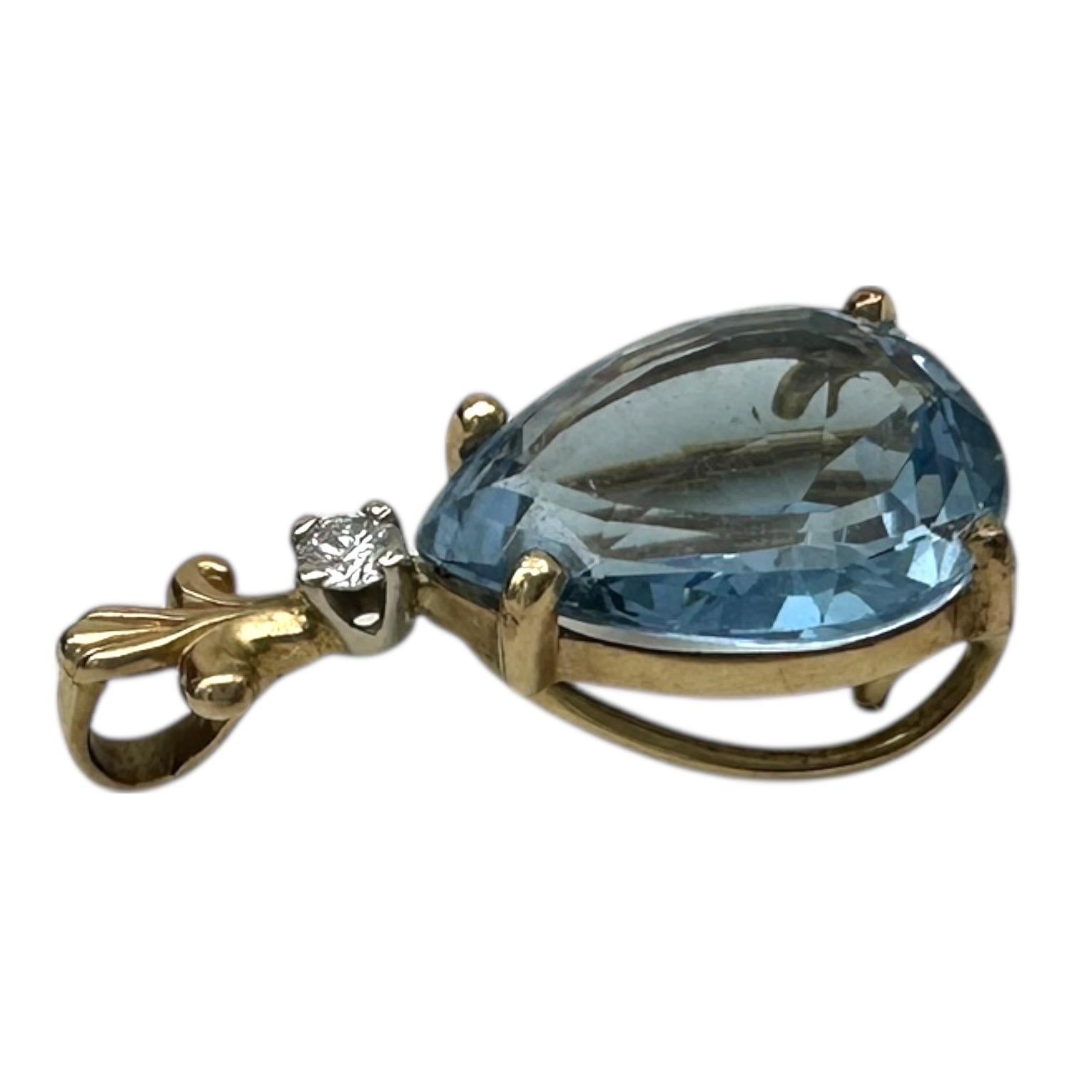 Pendentif Fleur de Lis 14 carats jaune aigue-marine en forme de poire et diamant 6.56 CTW en vente 1