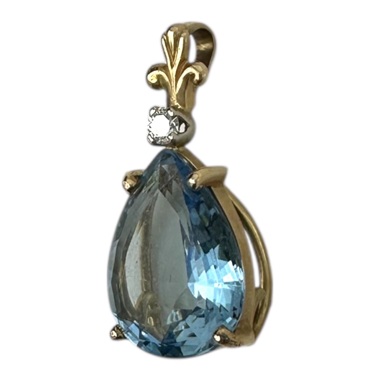 Pendentif Fleur de Lis 14 carats jaune aigue-marine en forme de poire et diamant 6.56 CTW en vente 2