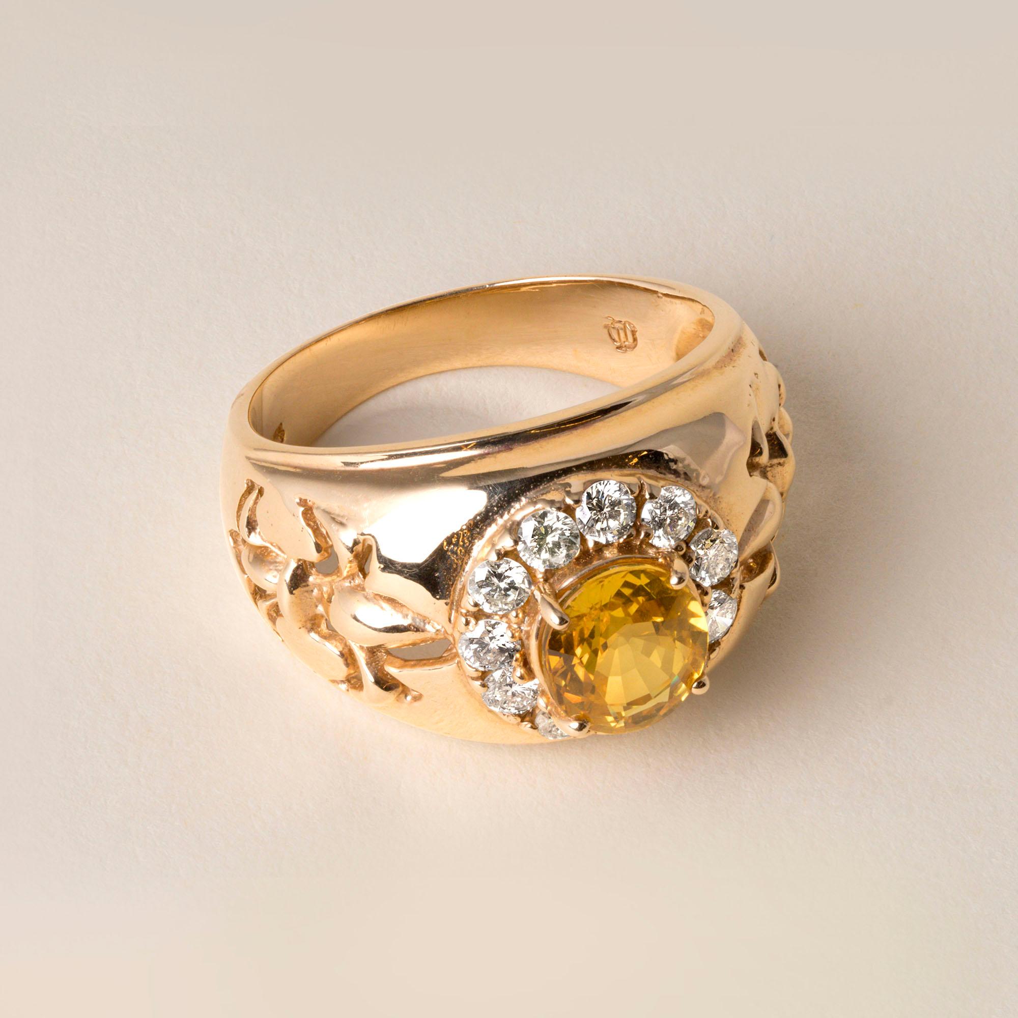 Bague soleil d'or - saphir jaune et halo de diamants en or 14K

Radieuse et audacieuse, cette bague dorée inspirée du soleil présente un saphir jaune vibrant serti dans un riche or jaune 14 carats. Le saphir, qui mesure environ 7,5 x 6,7 mm dans une