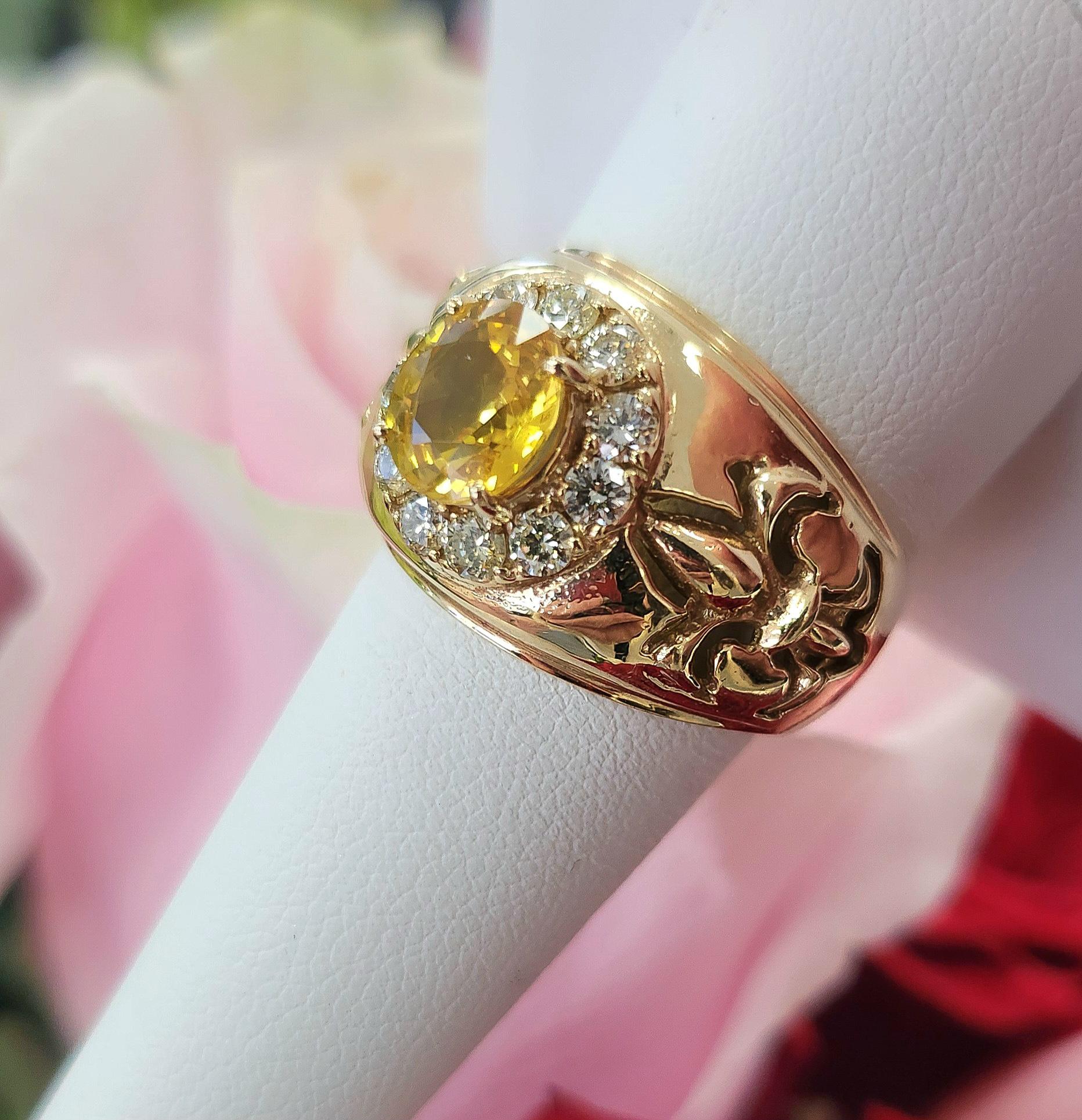 Artisan Bague Fleur de Lis en or jaune 14 carats, saphir 2 carats et diamant 0,80 carat en vente