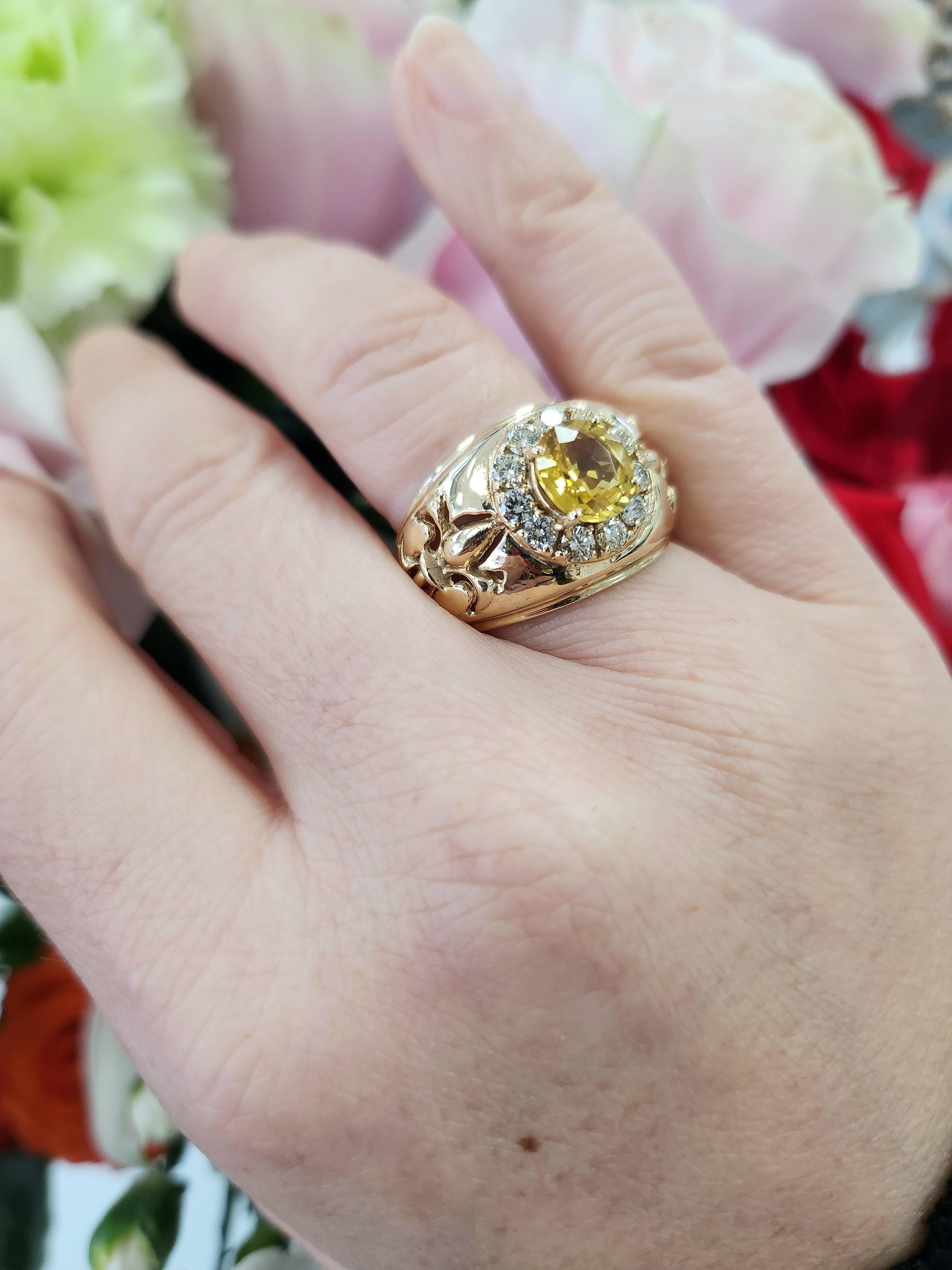 Taille ronde Bague Fleur de Lis en or jaune 14 carats, saphir 2 carats et diamant 0,80 carat en vente