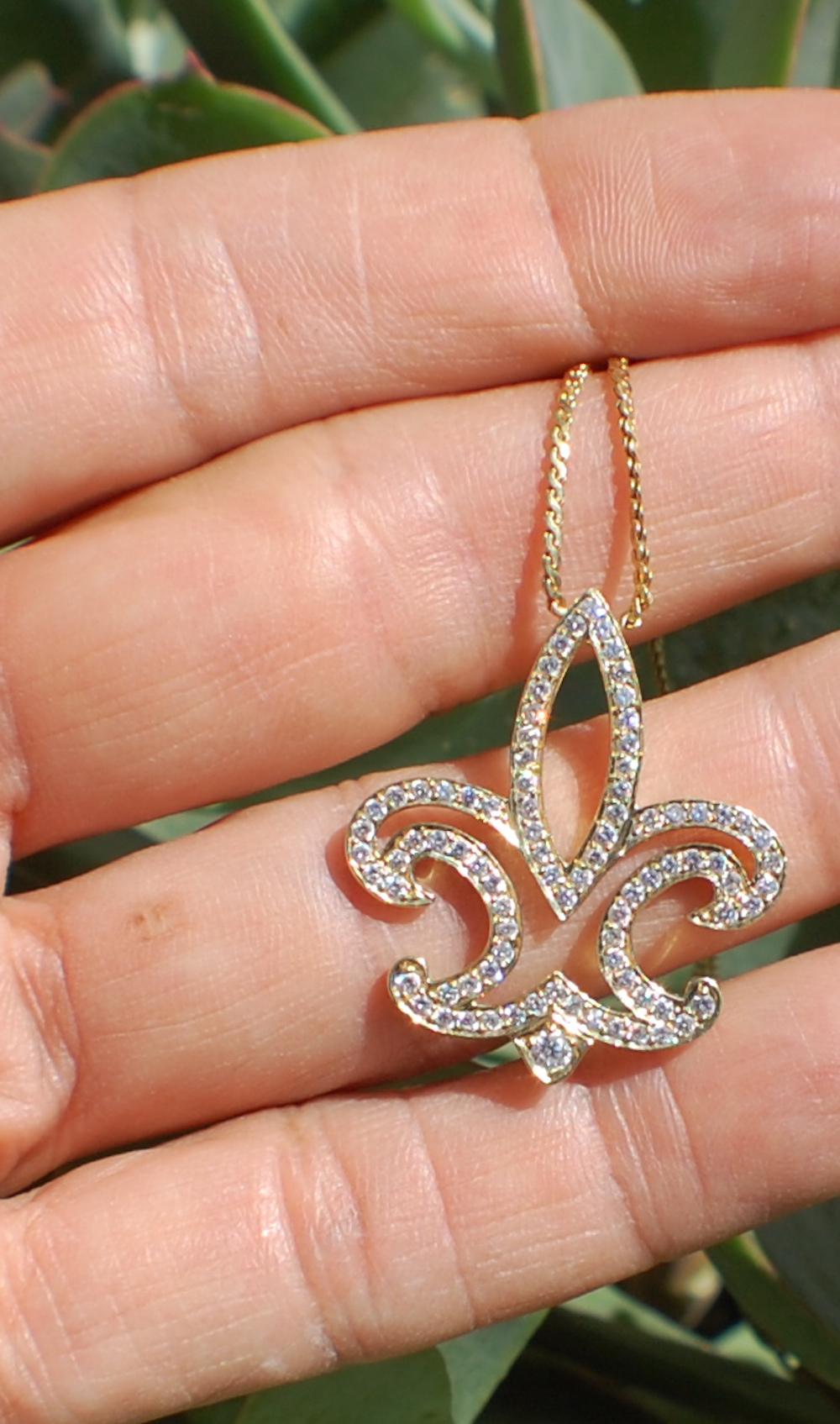 Fleur-de-Lis Diamant-Anhänger und Kette, 18 Karat Gelbgold .50 Karat insgesamt im Zustand „Hervorragend“ im Angebot in Laguna Hills, CA