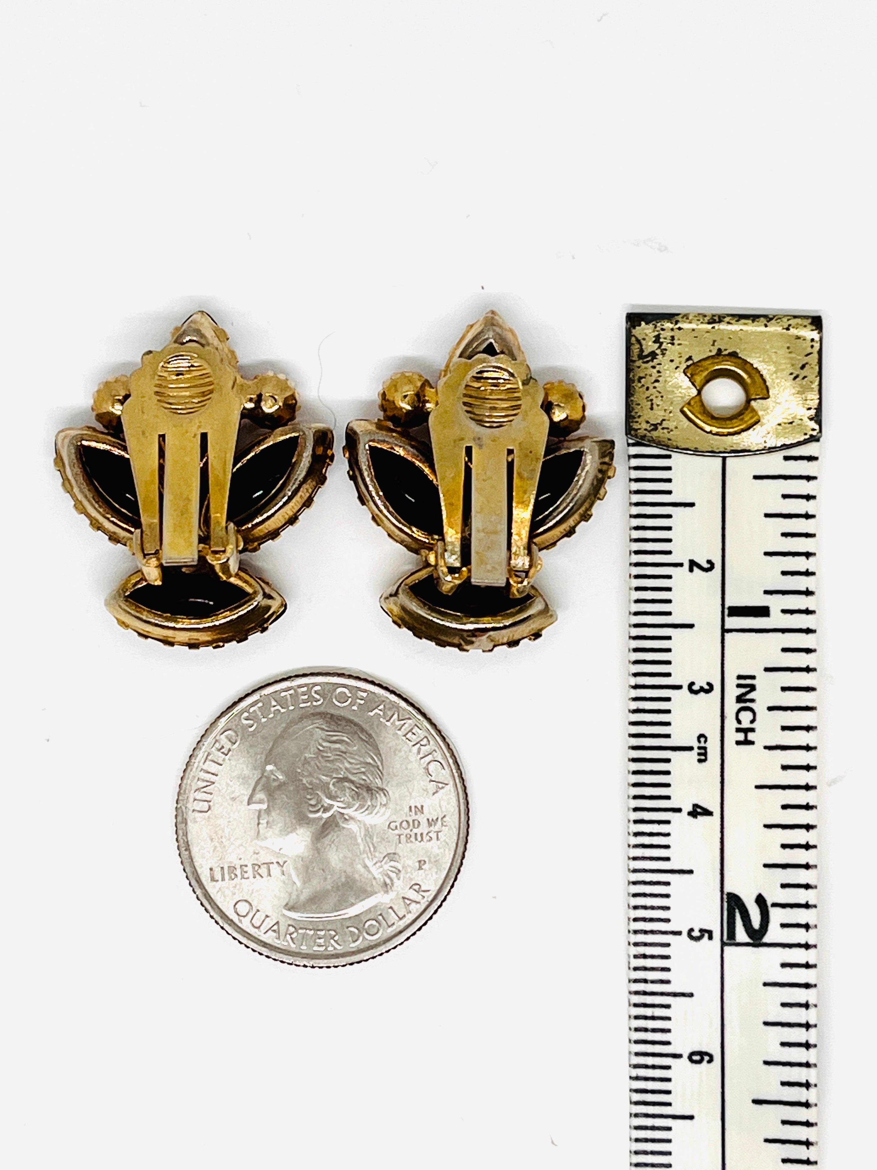 Retro Fleur de lis Garnet Crystal Cabochon Clip Earrings, Tigertooth Setting For Sale