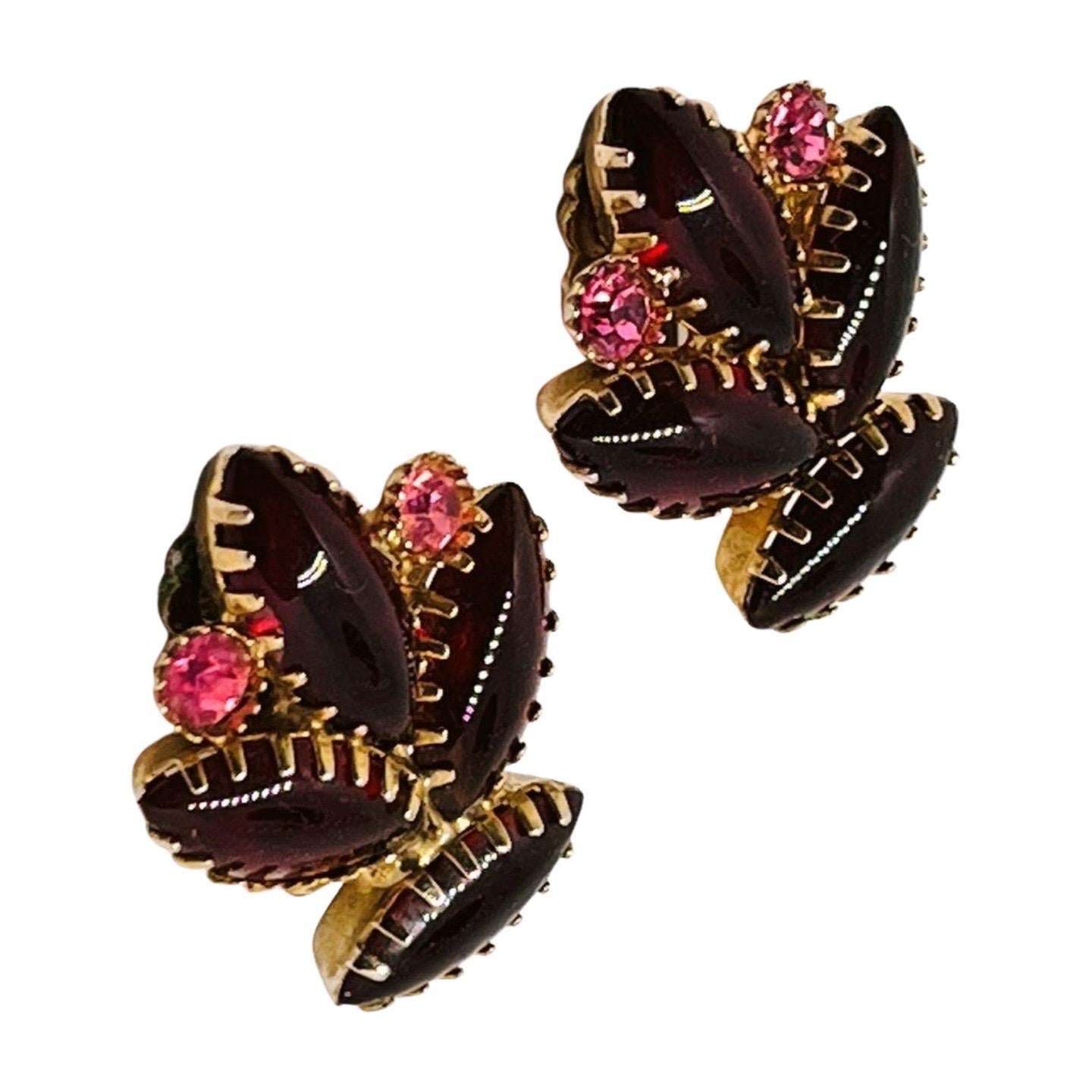 Fleur de lis Garnet Crystal Cabochon Clip Earrings, Tigertooth Setting In Good Condition For Sale In Lynnwood, WA