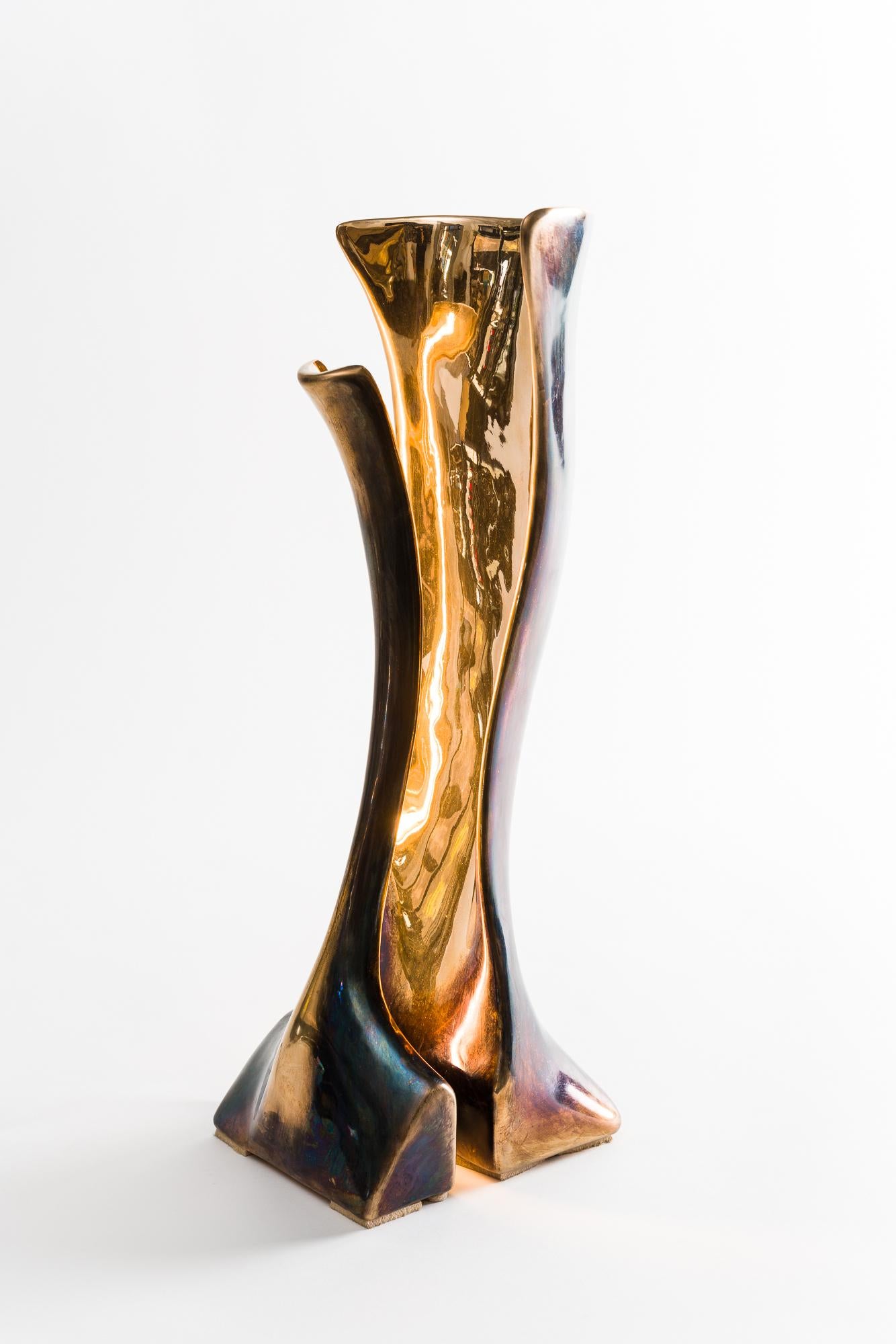 Fidèle à sa forme, la lampe sculpturale LED d'Alex Steele, en laiton et en marbre, présente les mêmes courbes parfaitement proportionnées que ses pièces de mobilier uniques en bronze et en acier. Des diodes électroluminescentes internes rebondissent