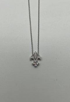 Collier pendentif fleur de lys à motif de diamants en or blanc