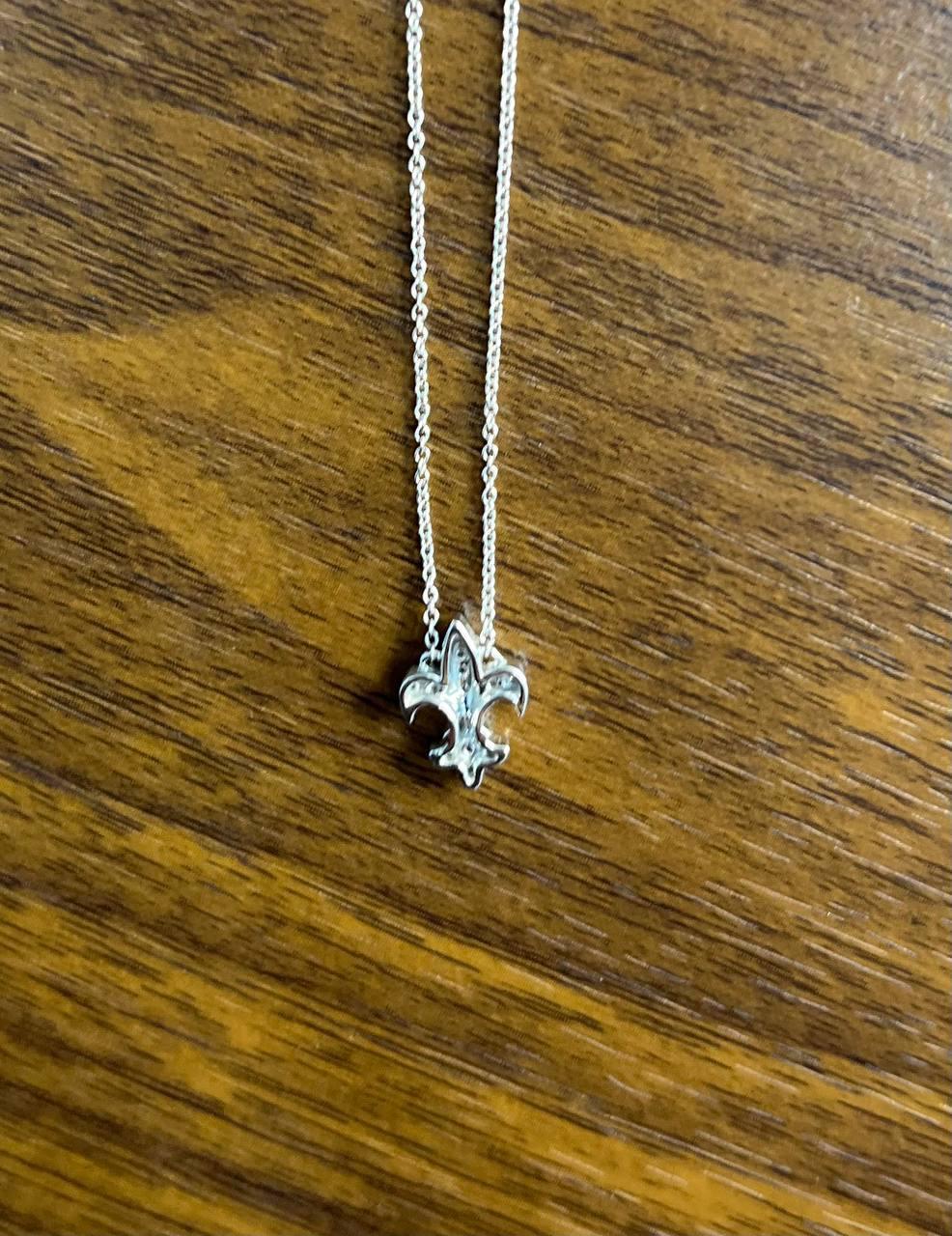 Fleur-de-lis Symbol Lily Floral Flower Diamond Motif White Gold Pendant Necklace For Sale 2