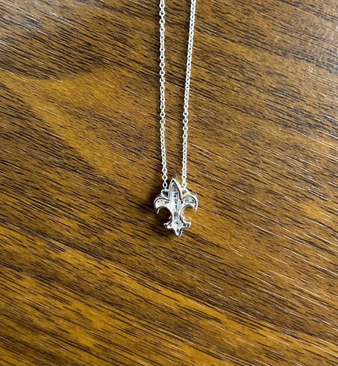 Fleur-de-lis Symbol Lily Floral Flower Diamond Motif White Gold Pendant Necklace For Sale 3