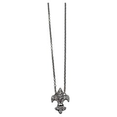 Halskette mit Anhänger aus Weißgold mit Fleur-de-lis-Symbol Lilie Blumenblumen-Diamant-Motiv