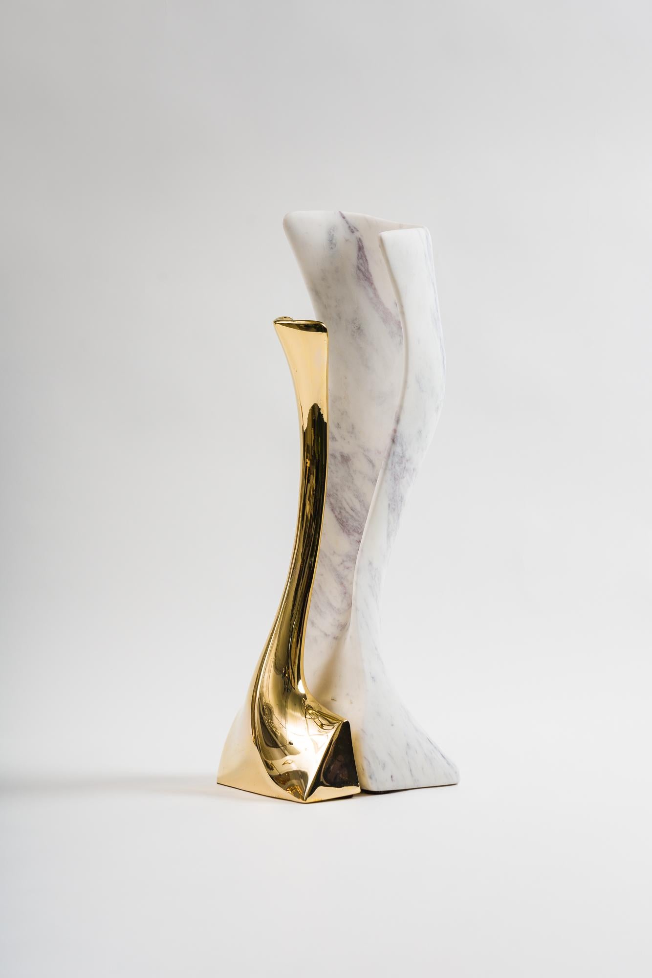 Fedele alla forma, la lampada scultorea a LED di Alex Roskin, in ottone e marmo, ha le stesse curve perfettamente proporzionate dei suoi unici pezzi d'arredo in bronzo e acciaio. I LED interni rimbalzano sul marmo, conferendo all'opera una luce
