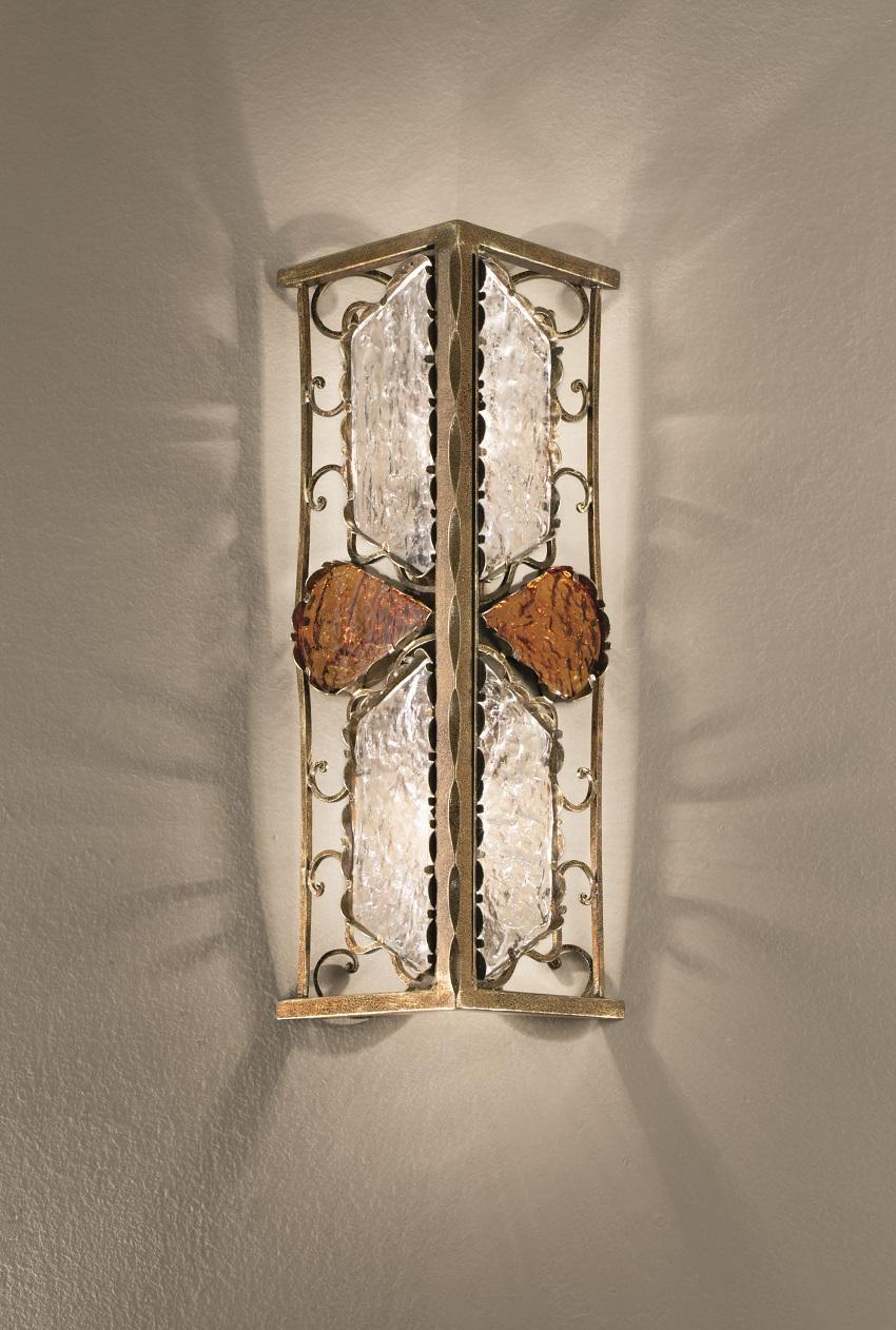 Lámpara de pared Fleur Deco de MM Lampadari
Dimensiones: P 10 x An 20 x Al 44 cm.
Materiales: Vidrio vertido martillado.

Todas nuestras lámparas pueden cablearse según cada país. Si se vende a EE.UU., se cableará para ese país, por ejemplo. Póngase