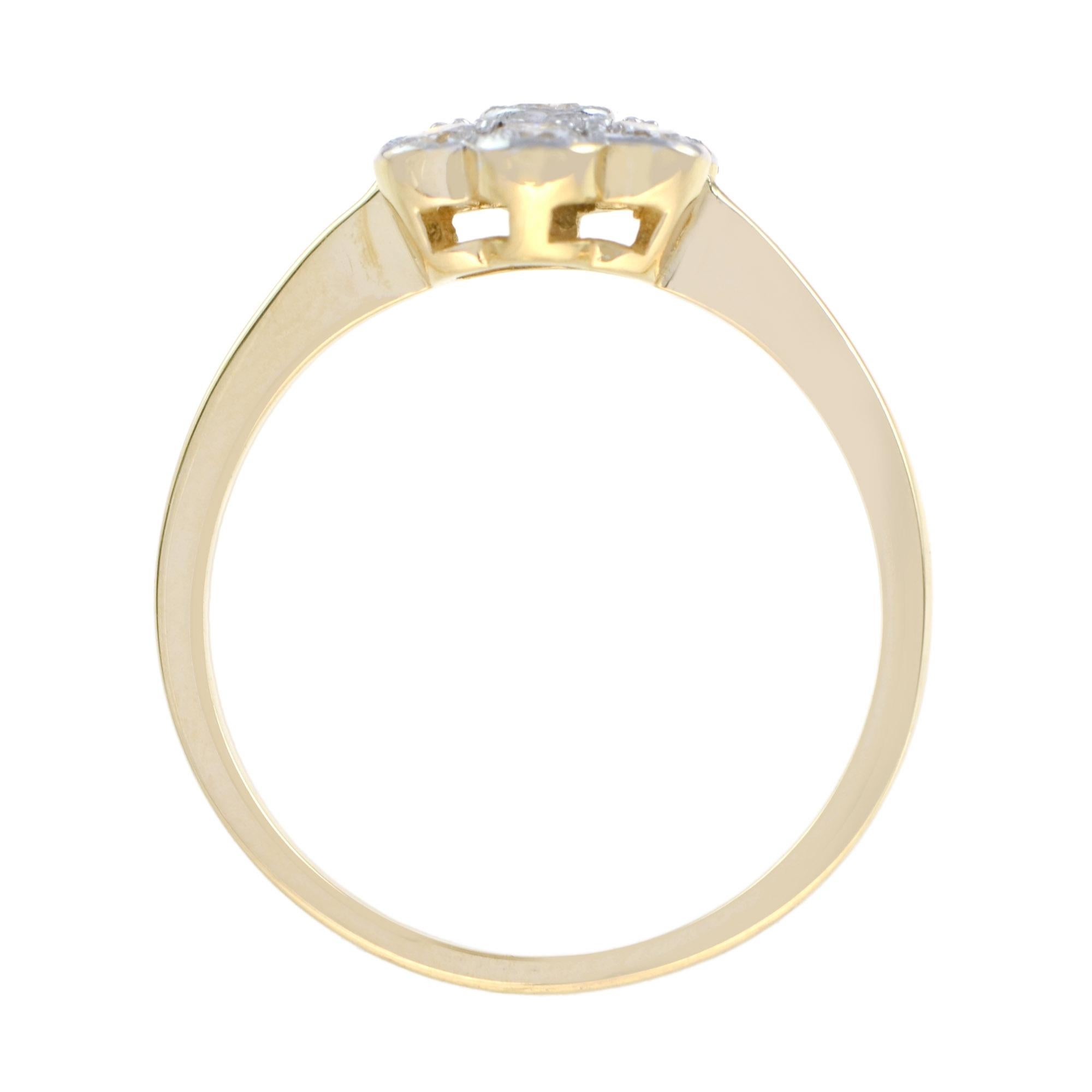 En vente :  Bague à grappe de diamants en forme de fleur en or blanc 14 carats avec bord jaune 5