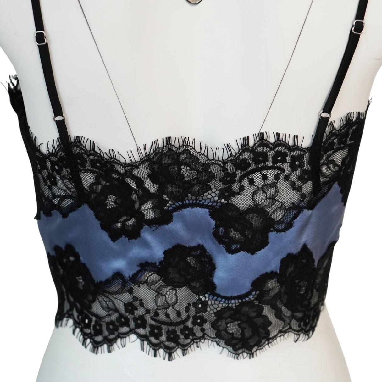 Camiseta de tirantes de encaje negro y seda azul Fleur Du Mal en venta 1