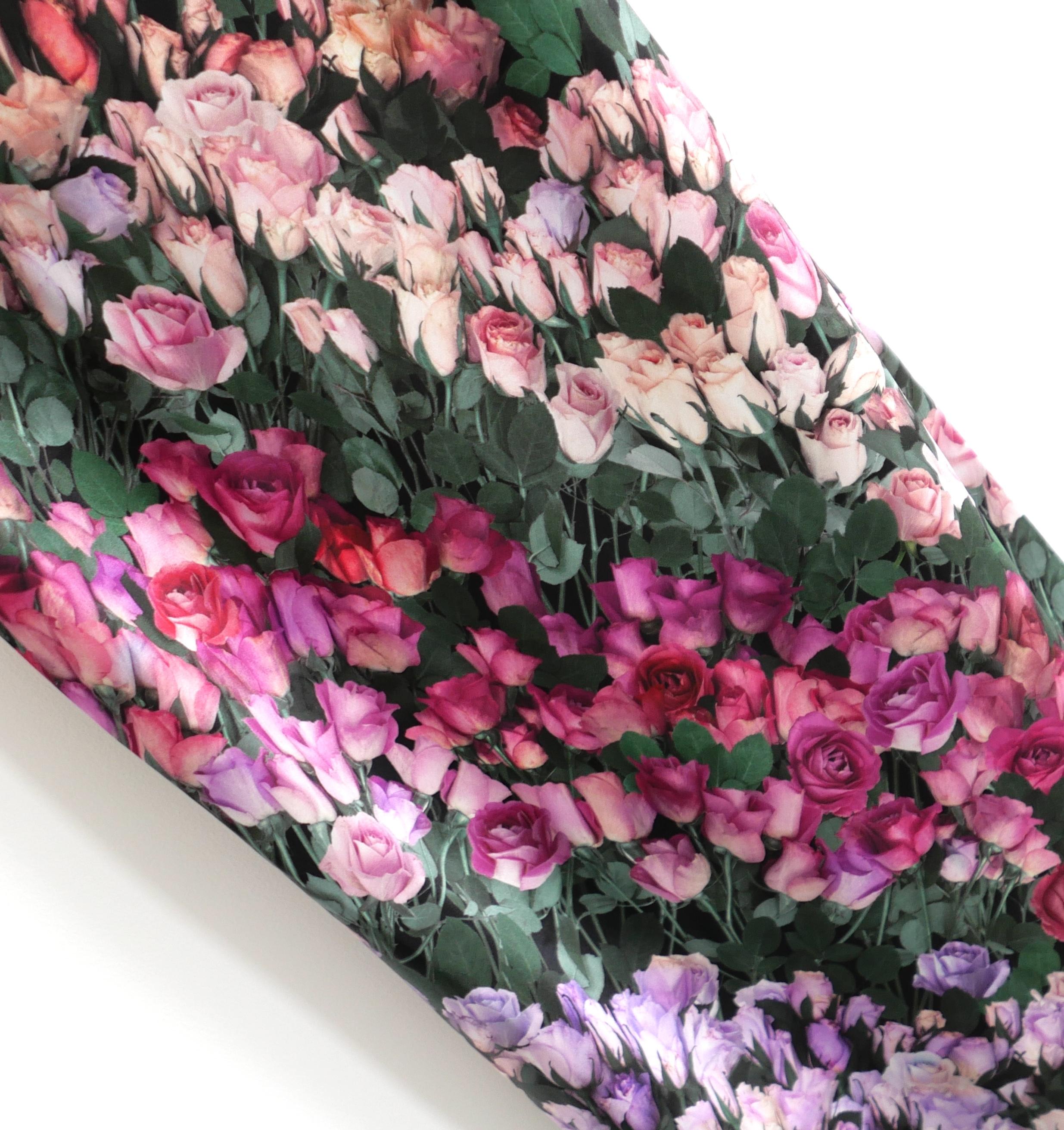 Romantico e slanciato abito Fleur Du Mal con scollo a cappuccio a righe rosa. Nuovo con cartellini - della collezione attuale, al prezzo di $475. Realizzato in charmeuse di seta liscia con una splendida stampa di rose a righe diagonali. Tagliato in