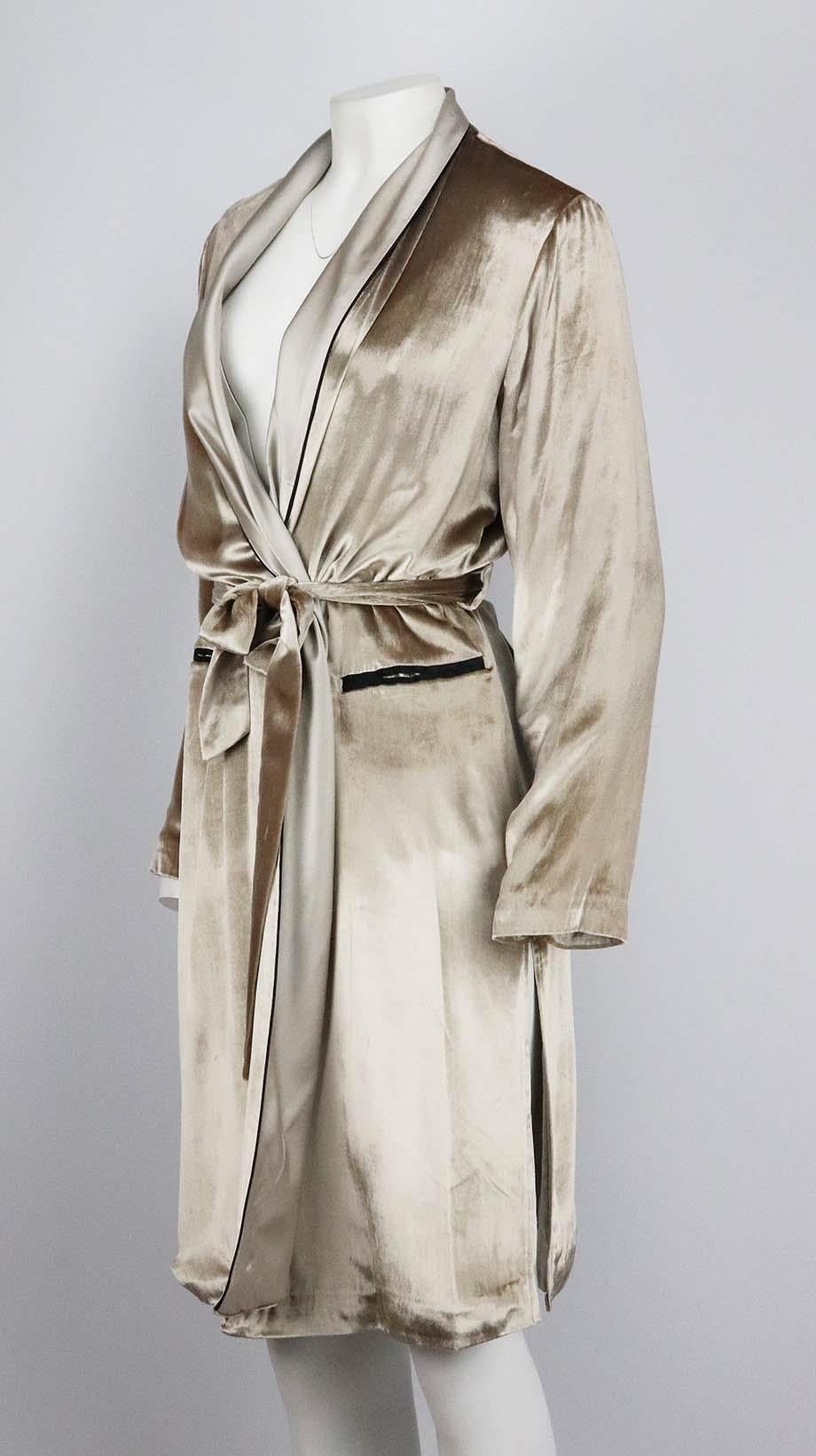 This robe by Fleur du Mal is cut from plush velvet with a matching tie belt, it has a silk-charmeuse shawl collar and contrasting black piped trims. Mushroom velvet, stone and black silk-charmeuse. Belt fastening at front. 82% Viscose, 18% silk;