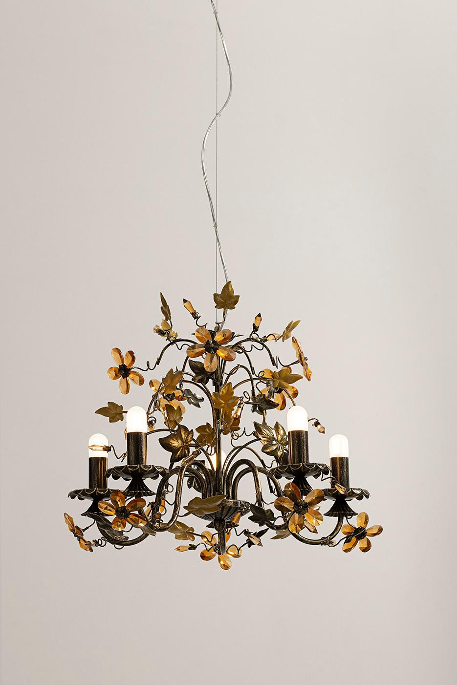 Lampadario Fleur Edera 5 di MM Lampadari
Dimensioni: Ø 56 x H. 45 cm.
Materiali: Vetro borosilicato satinato e metallo.

Tutte le nostre lampade possono essere cablate a seconda del Paese. Se viene venduto negli Stati Uniti, sarà cablato per gli