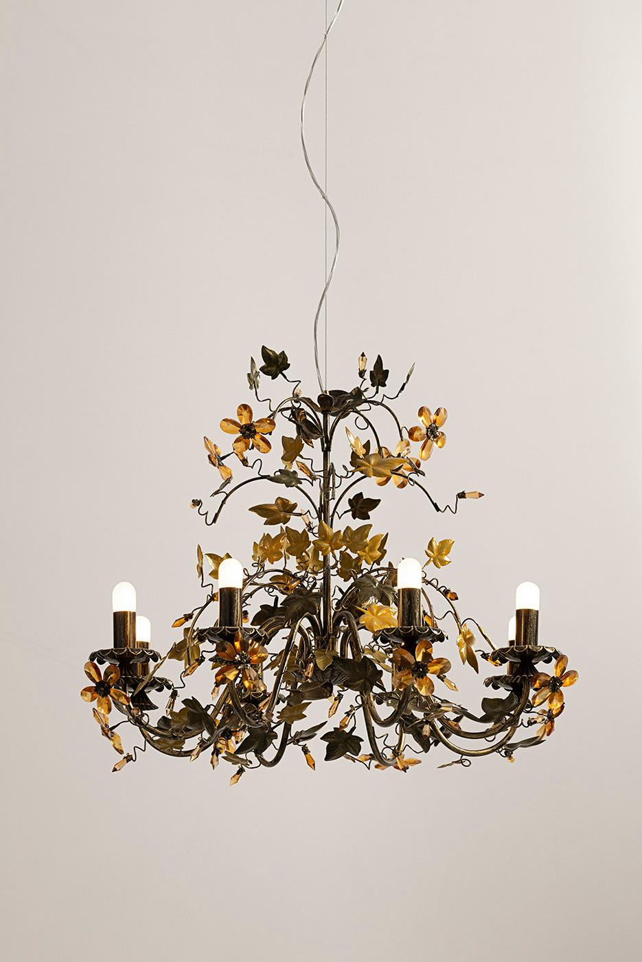 Lámpara Fleur Edera 8 de MM Lampadari
Dimensiones: Ø 75 x A 70 cm.
Materiales: Vidrio de borosilicato satinado y metal.

Todas nuestras lámparas pueden cablearse según cada país. Si se vende a EE.UU., se cableará para ese país, por ejemplo. Póngase