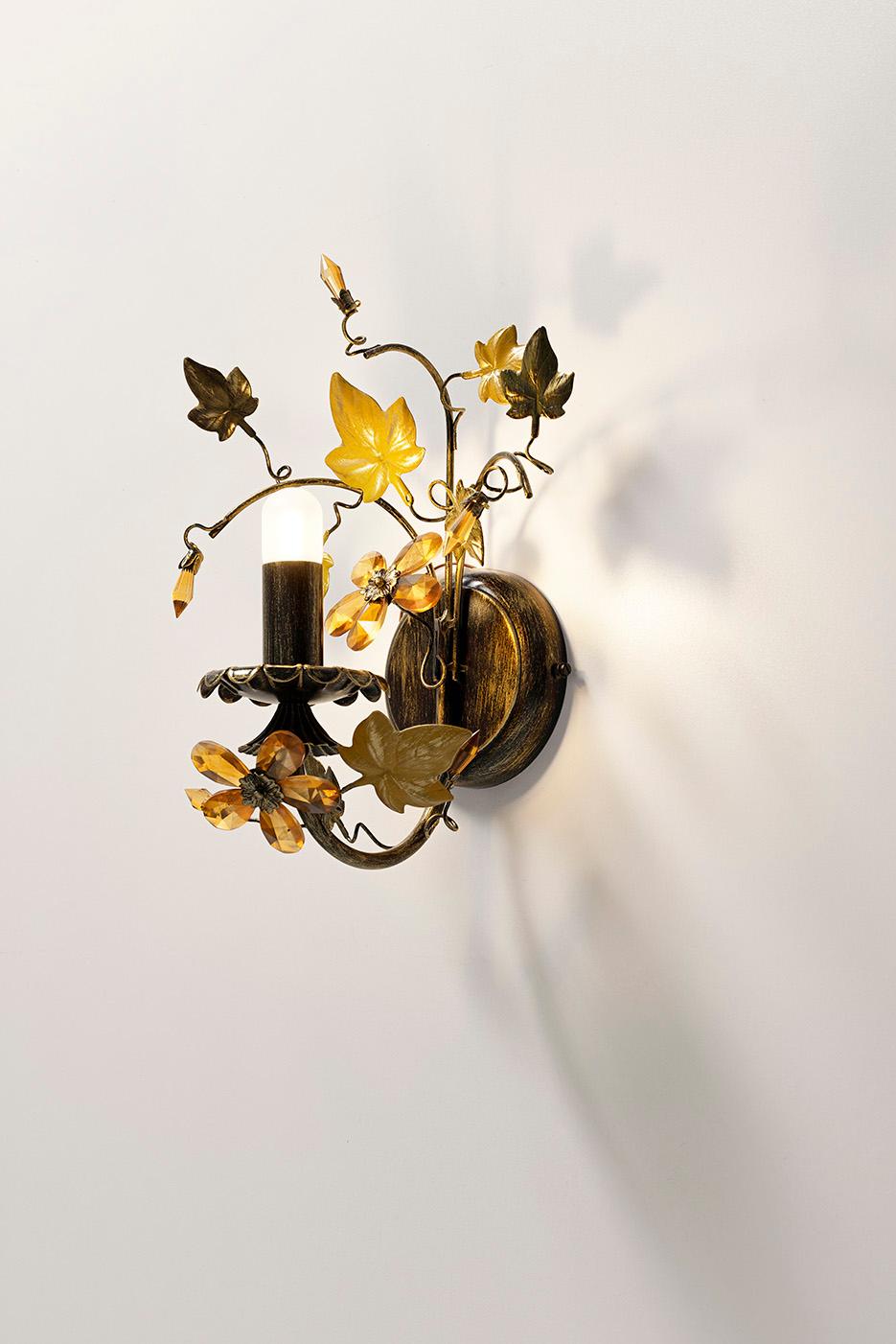Lámpara de pared Fleur Edera de MM Lampadari
Dimensiones: Ø 41 x A 53 cm.
Materiales: Vidrio de borosilicato satinado y metal.

Todas nuestras lámparas pueden cablearse según cada país. Si se vende a EE.UU., se cableará para ese país, por ejemplo.