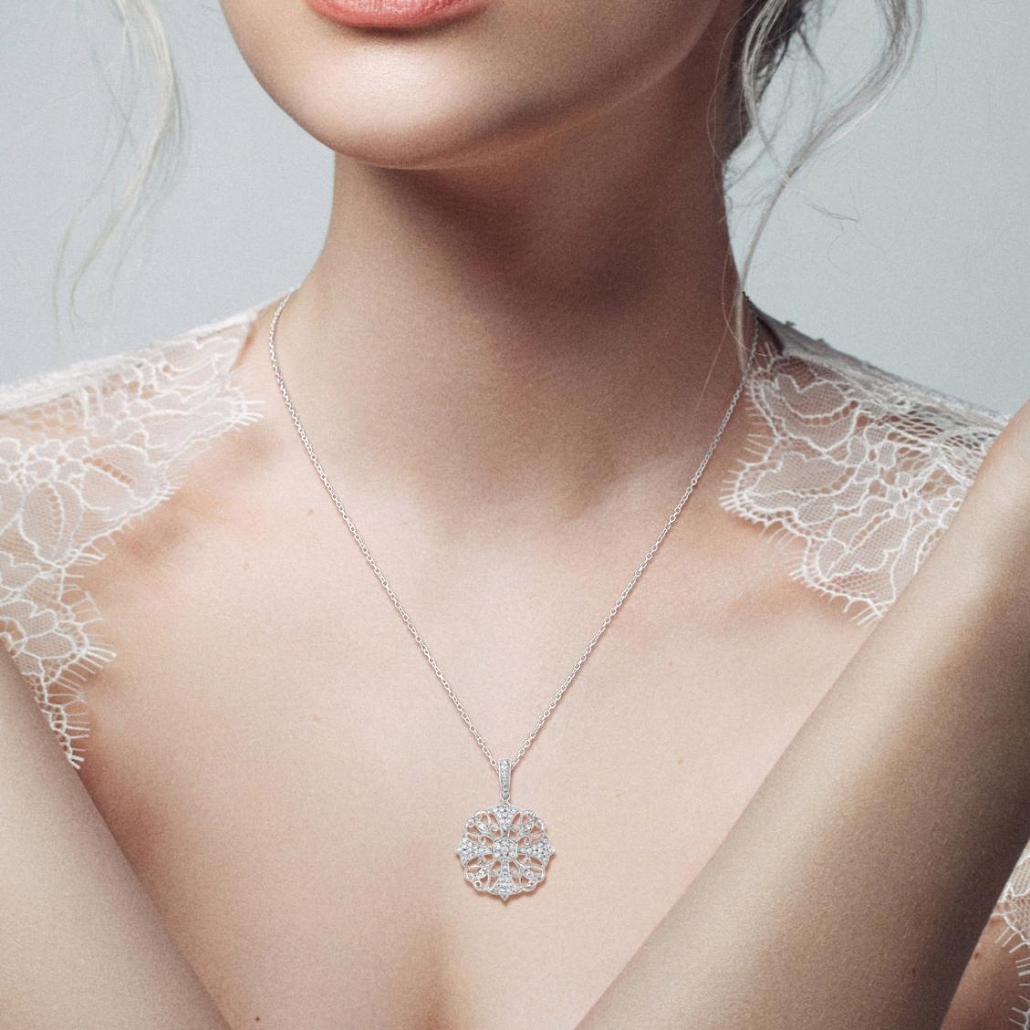 Fleur Filigree Diamond Pendant in 14K White Gold In New Condition For Sale In Bangkok, TH