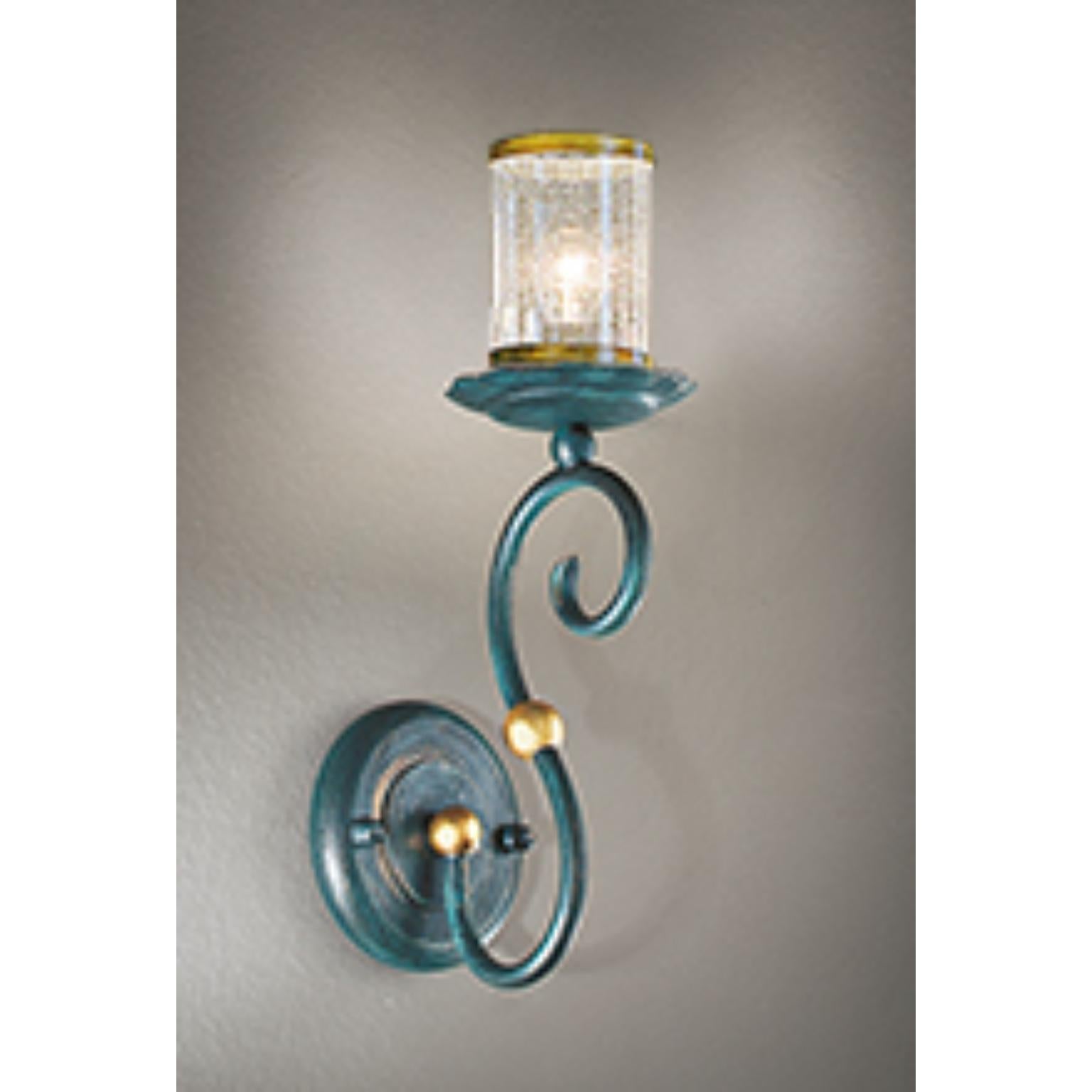 Lámpara de pared Fleur Impero de MM Lampadari
Dimensiones: P 19 x An 13 x Al 43 cm.
Materiales: Metal y cristal de Murano.

Todas nuestras lámparas pueden cablearse según cada país. Si se vende a EE.UU., se cableará para ese país, por ejemplo.