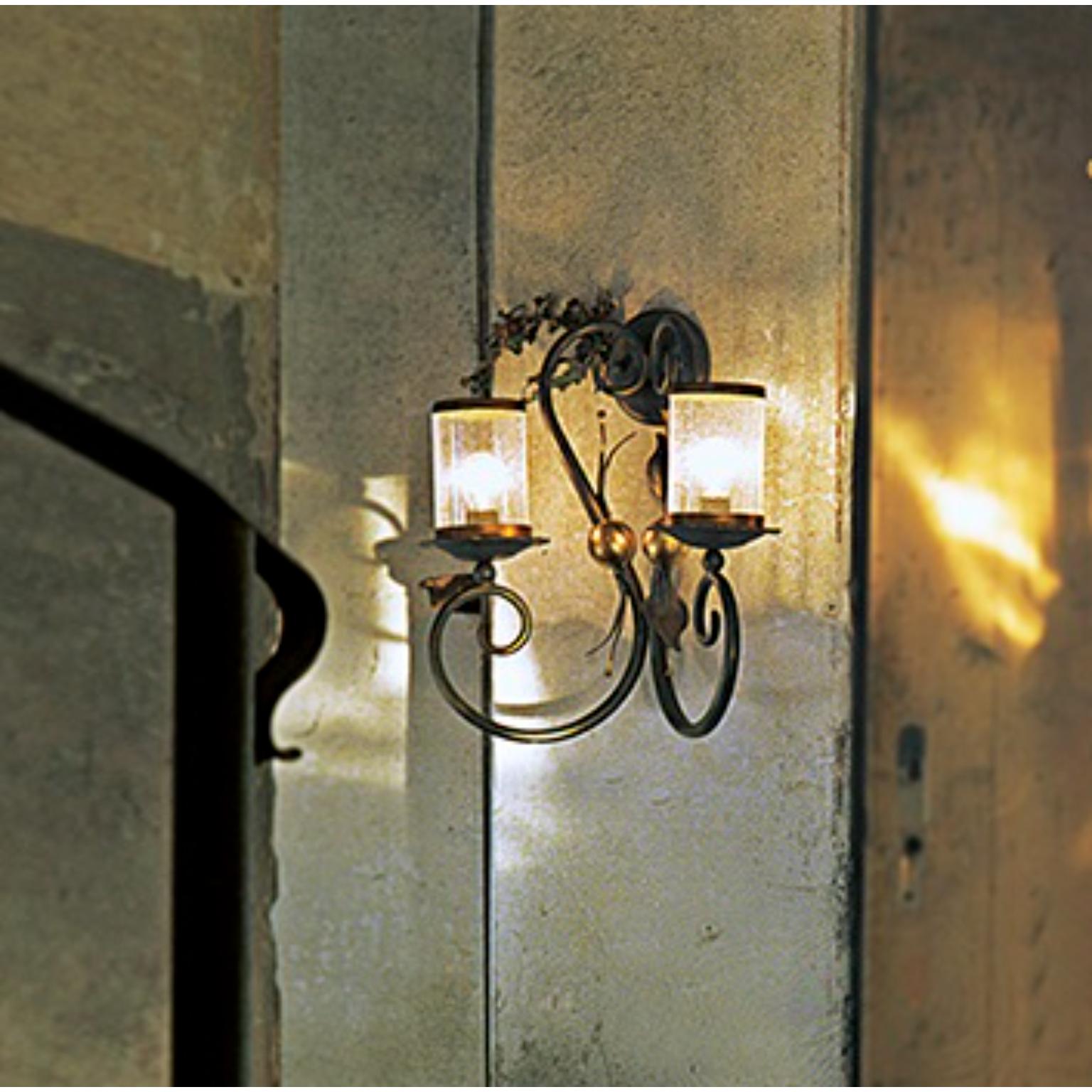 Lámpara de pared Fleur Impero de MM Lampadari
Dimensiones: P 23 x An 52 x Al 55 cm.
Materiales: Metal y cristal de Murano.

Todas nuestras lámparas pueden cablearse según cada país. Si se vende a EE.UU., se cableará para ese país, por ejemplo.