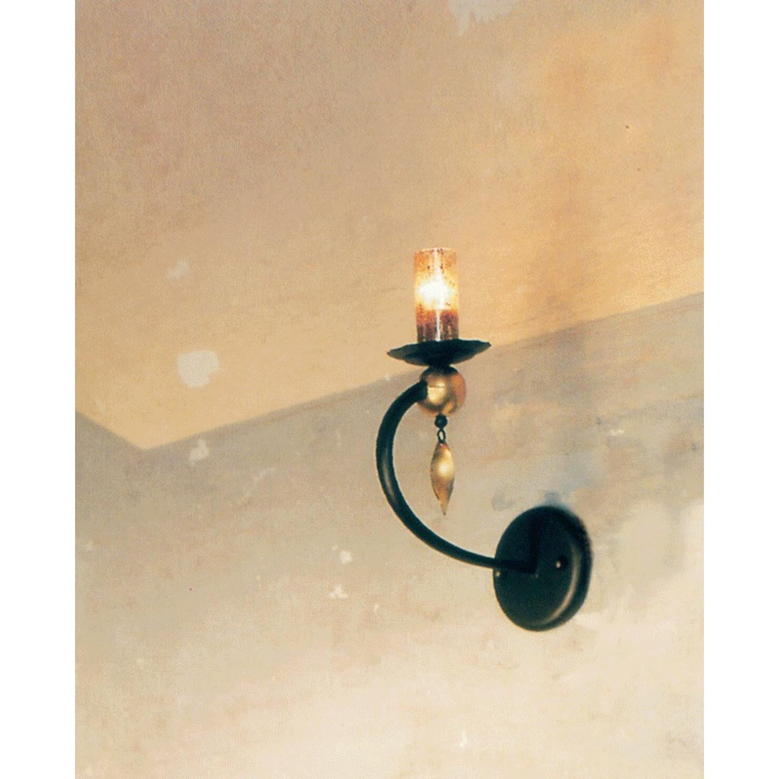 Lámpara de pared Fleur Iris CL de MM Lampadari
Dimensiones: P 24 x An 16 x Al 49 cm.
Materiales: Metal y cristal de Murano. 

Todas nuestras lámparas pueden cablearse según cada país. Si se vende a EE.UU., se cableará para ese país, por ejemplo.