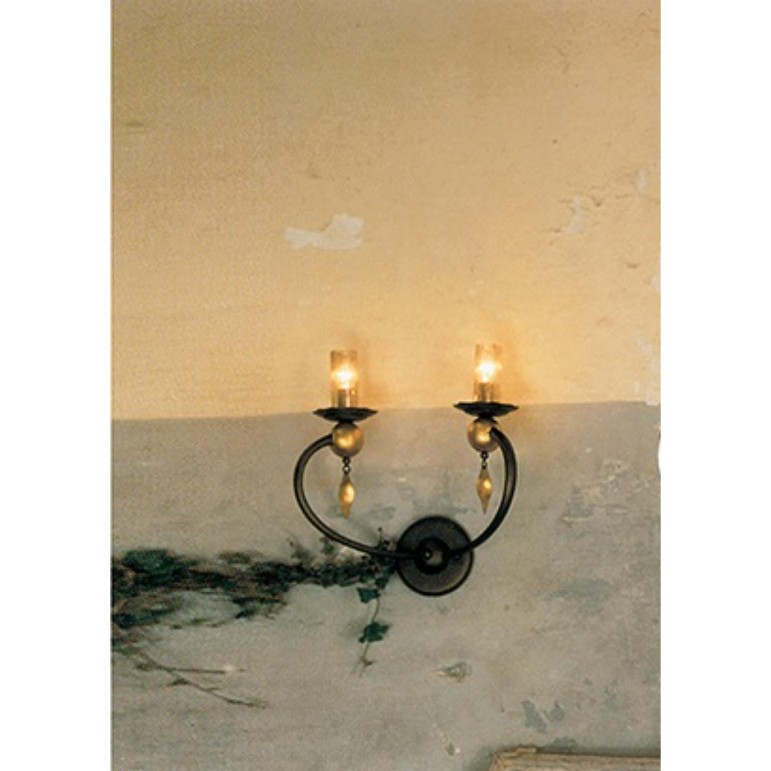 Lámpara de pared Fleur Iris CL de MM Lampadari
Dimensiones: P 20 x An 42 x Al 49 cm.
Materiales: Metal y cristal de Murano. 

Todas nuestras lámparas pueden cablearse según cada país. Si se vende a EE.UU., se cableará para ese país, por ejemplo.