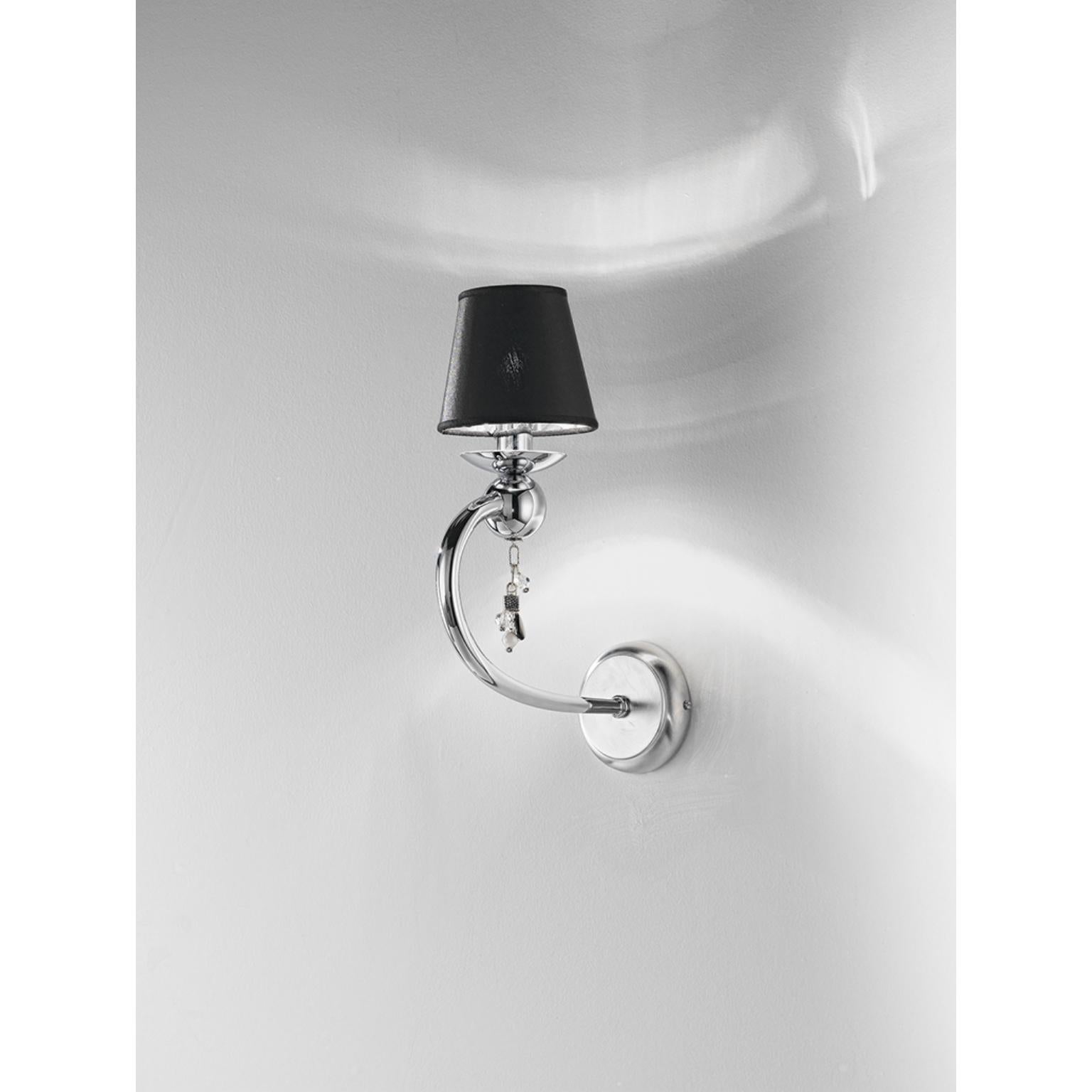 Lampada da parete Fleur Iris di MM Lampadari
Dimensioni: P 27 x L 17 x H 45 cm.
Materiali: Metallo e cromo. 

Tutte le nostre lampade possono essere cablate a seconda del Paese. Se viene venduto negli Stati Uniti, sarà cablato per gli Stati Uniti,