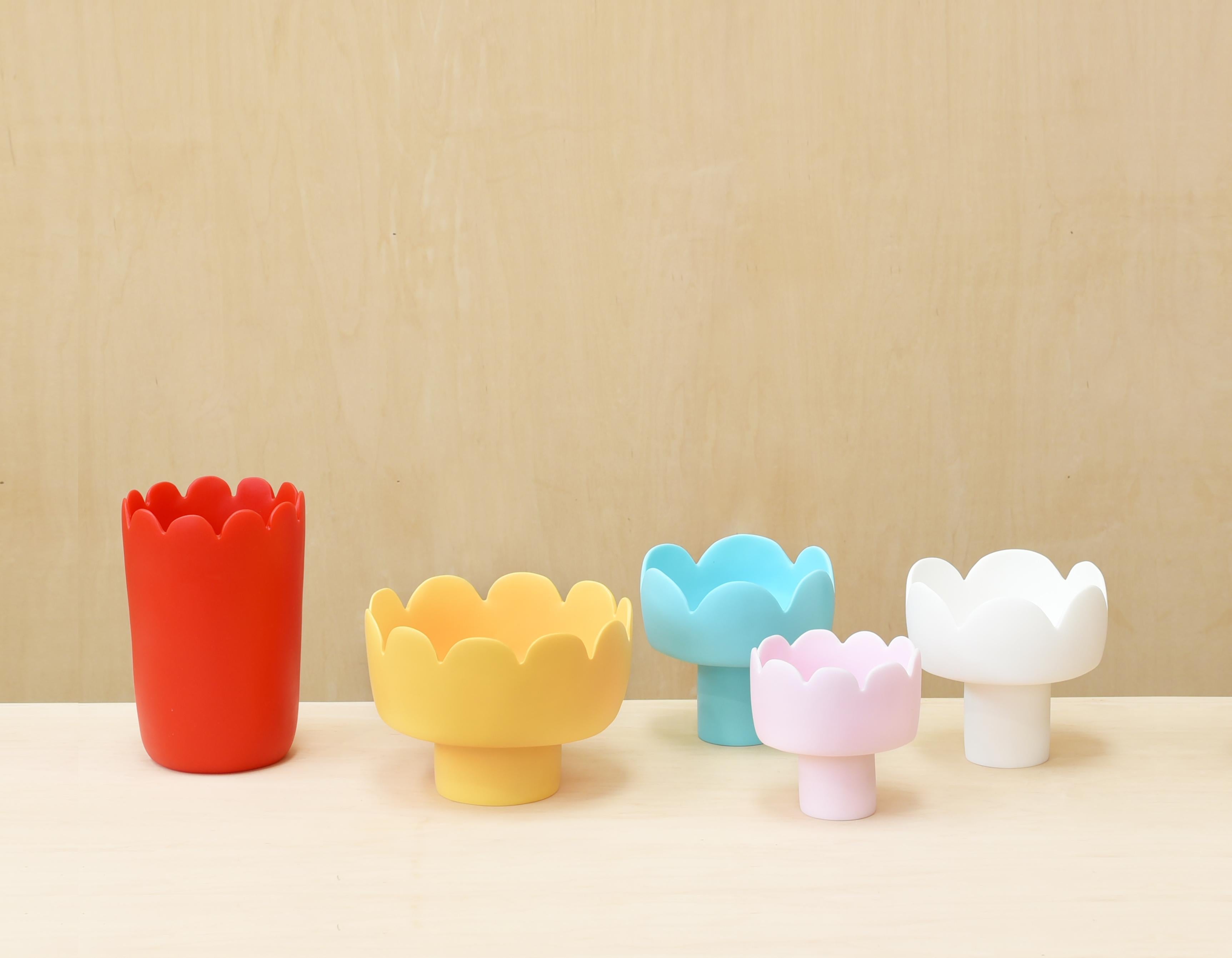 With delicate scalloped edges reminiscent of flowers, our Fleur collection is sure to steal the spotlight in any setting!

Handmade with care using food safe, lead free and BPA free resin. Dimensions: 7.25