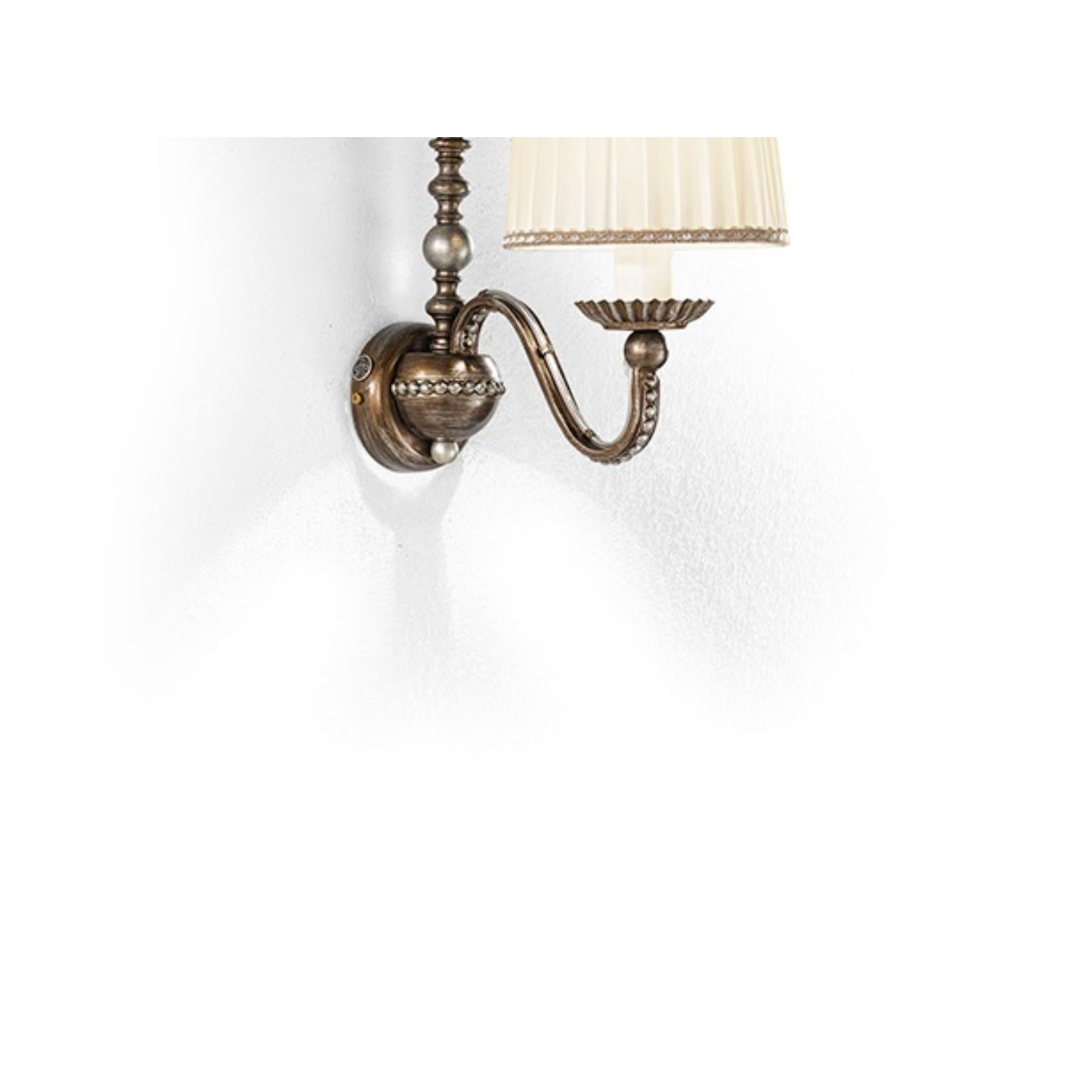 Lámpara de pared Fleur Nik de MM Lampadari
Dimensiones: P 22 x An 48 x Al 28 cm. 
Materiales: Tela y metal.

Todas nuestras lámparas pueden cablearse según cada país. Si se vende a EE.UU., se cableará para ese país, por ejemplo. Póngase en contacto