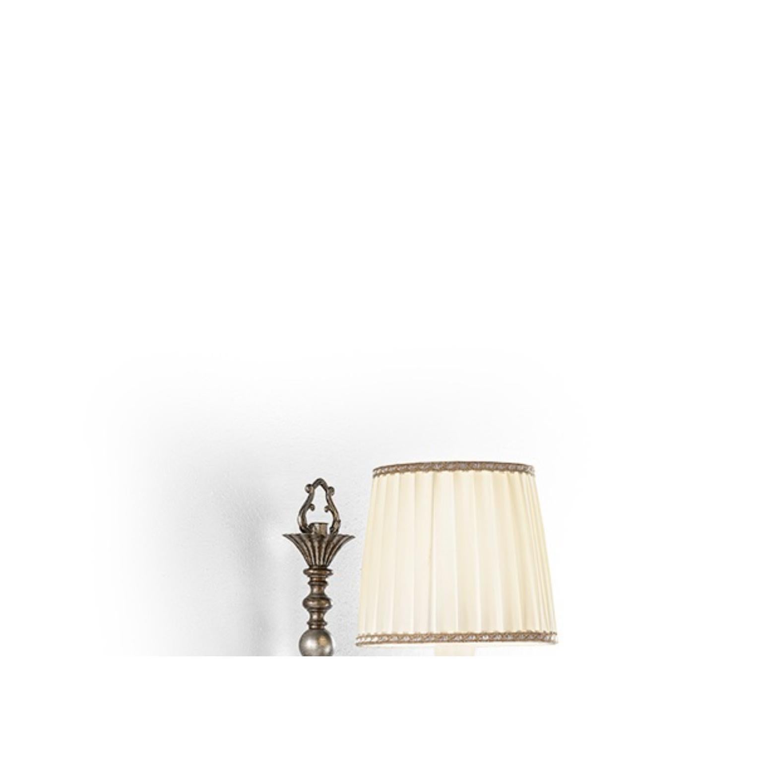 Lámpara de pared Fleur Nik de MM Lampadari
Dimensiones: P 27 x An 16 x Al 27 cm. 
Materiales: Tela y metal.

Todas nuestras lámparas pueden cablearse según cada país. Si se vende a EE.UU., se cableará para ese país, por ejemplo. Póngase en contacto