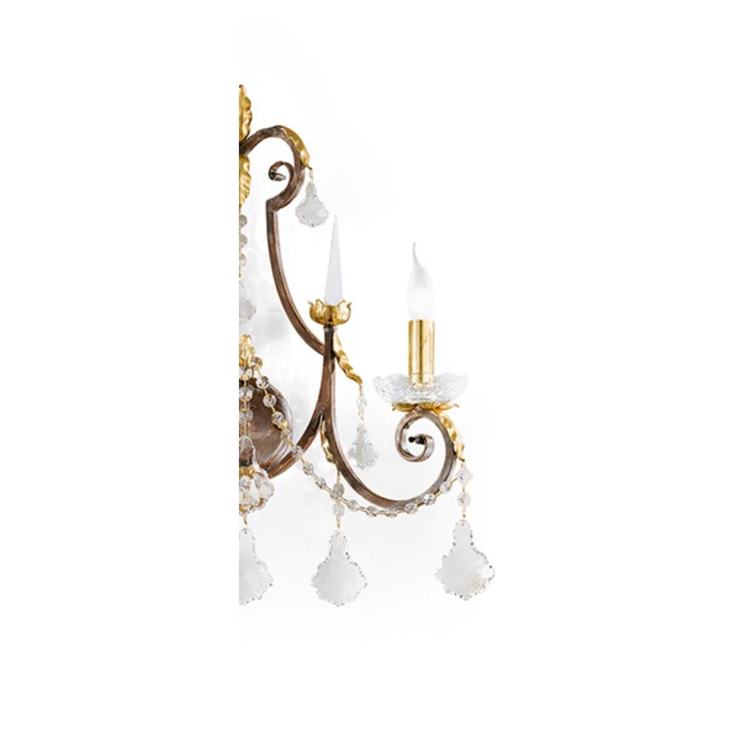 Fleur Ottocento Applique di MM Lampadari
Dimensioni: D 20 x L 57 x H 70 cm. 
Materiali: Vetro e metallo.

Tutte le nostre lampade possono essere cablate a seconda del Paese. Se viene venduto negli Stati Uniti, sarà cablato per gli Stati Uniti, ad