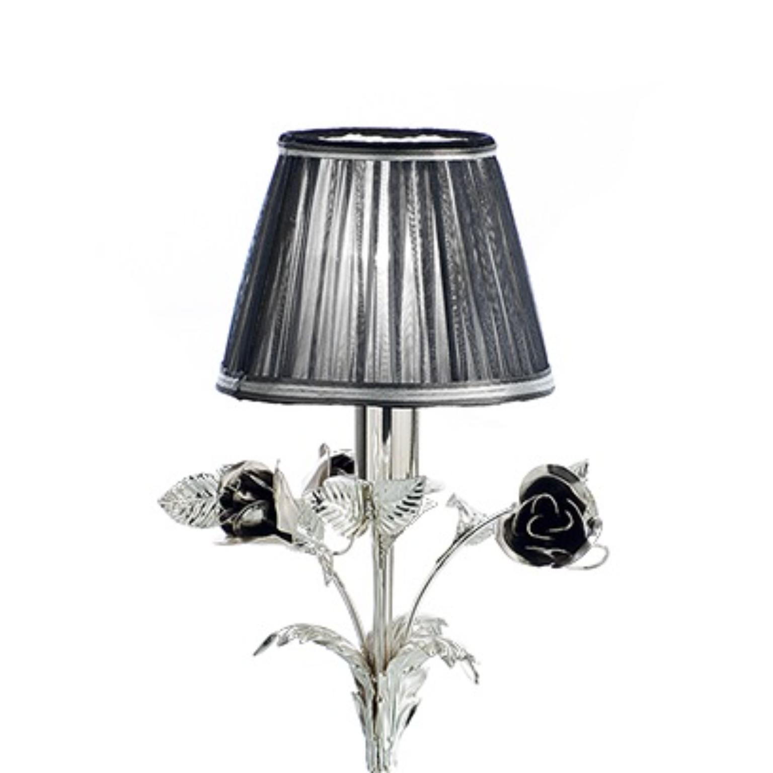 Lampe de table Fleur Paris par MM Lampadari
Dimensions : Ø 23 x H 35 cm : Ø 23 x H 35 cm. 
MATERIAL : Tissu et métal.

Toutes nos lampes peuvent être câblées en fonction de chaque pays. Si elle est vendue aux États-Unis, elle sera câblée pour les