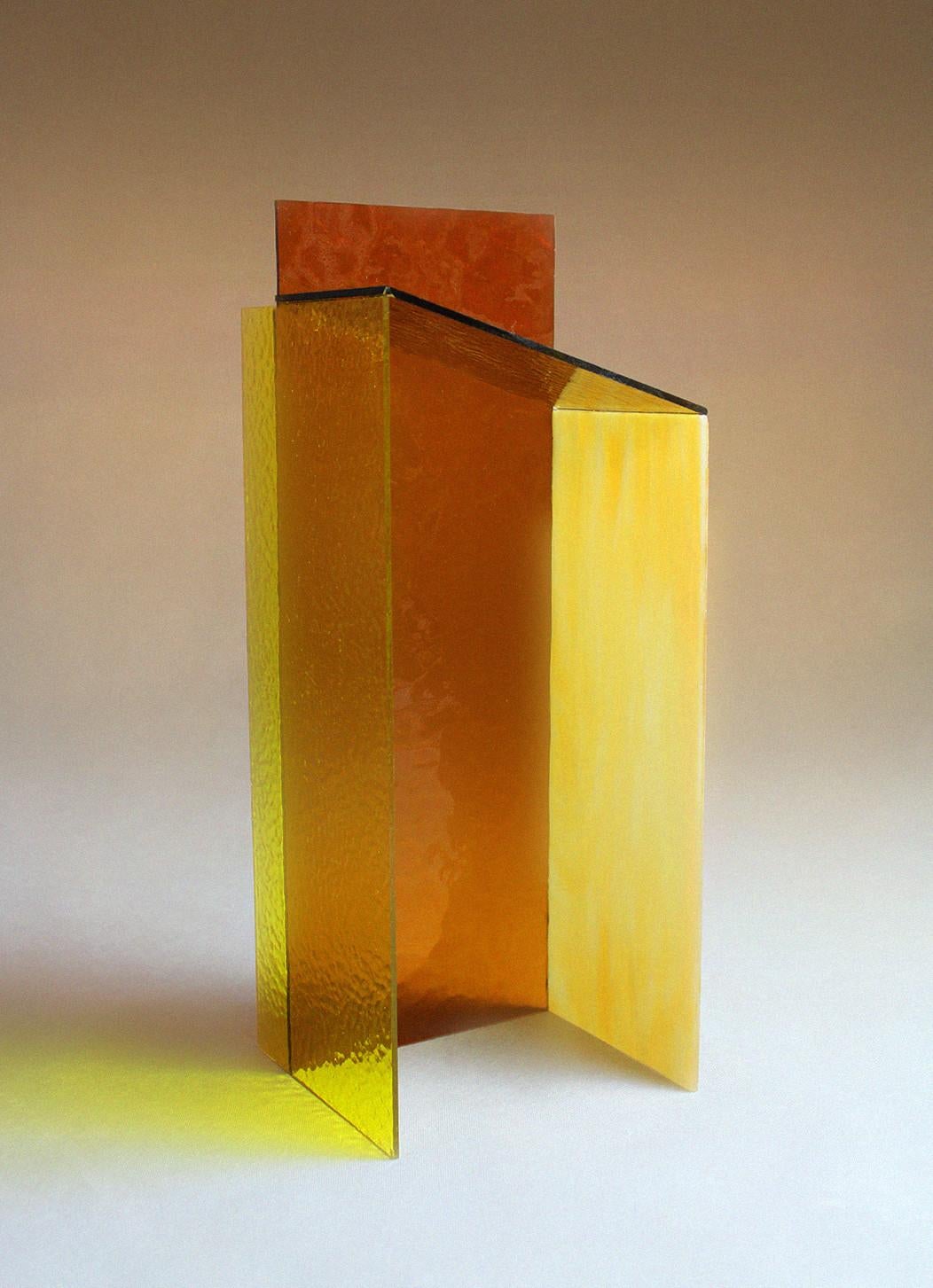 Jedes Objekt aus der Shape Series Collection von Studio Fleur Peters ist einzigartig. Diese gelbe Version sticht mit ihrer Mischung aus ockerfarbenem, orangefarbenem, gelbem und cremefarbenem Marmor sofort ins Auge. Die MATERIALIEN dieses
