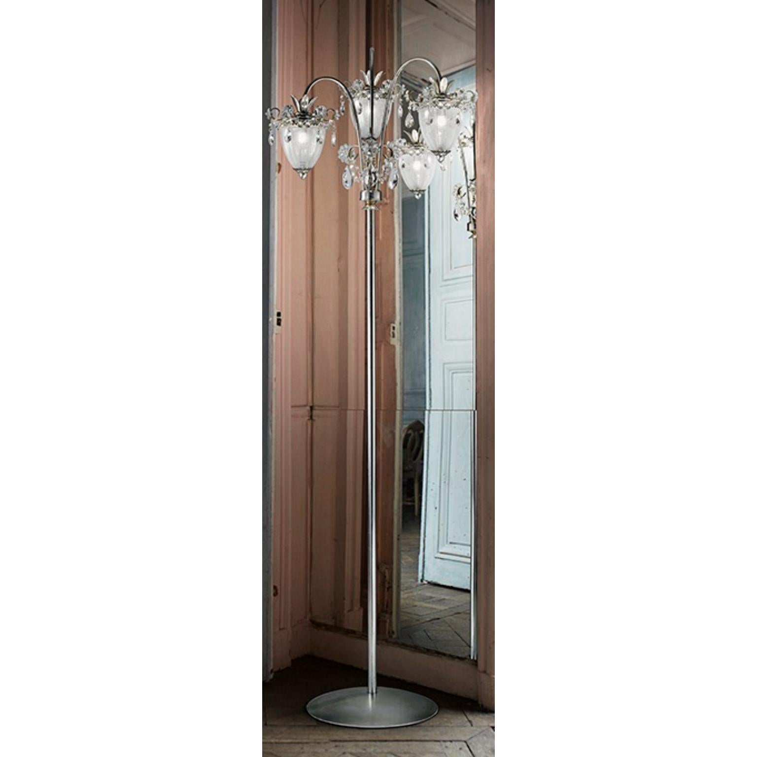 Lámpara de pie Rugiada Fleur de MM Lampadari
Dimensiones: Ø 65 x H 172 cm. 
Materiales: Metal y cristal de Murano.

Todas nuestras lámparas pueden cablearse según cada país. Si se vende a EE.UU., se cableará para ese país, por ejemplo. Póngase en
