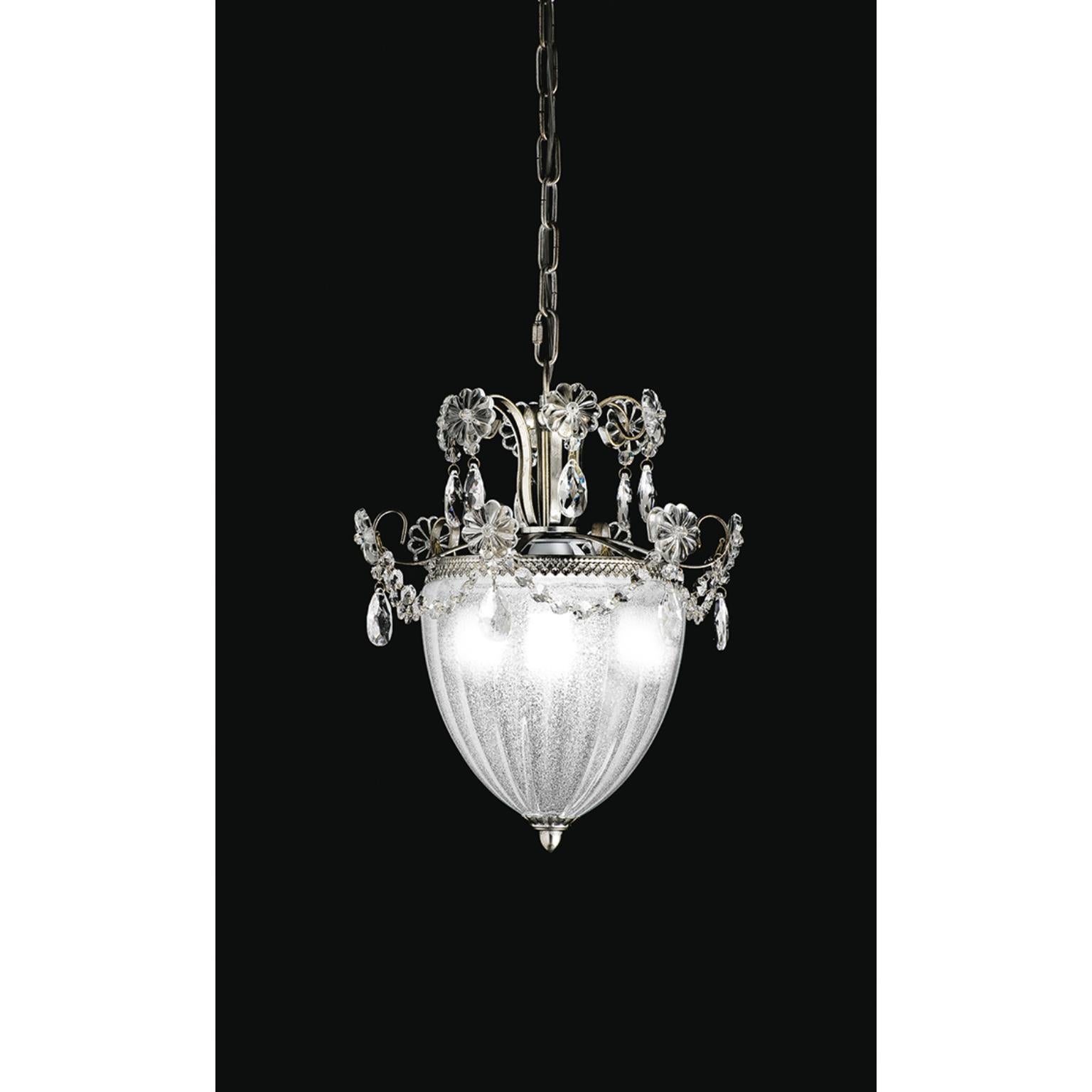 Lampada a sospensione Fleur Rugiada di MM Lampadari
Dimensioni: Ø 50 x H. 60 cm. 
Materiali: Metallo e vetro di Murano.

Disponibile in due diverse dimensioni. Tutte le nostre lampade possono essere cablate a seconda del Paese. Se viene venduto