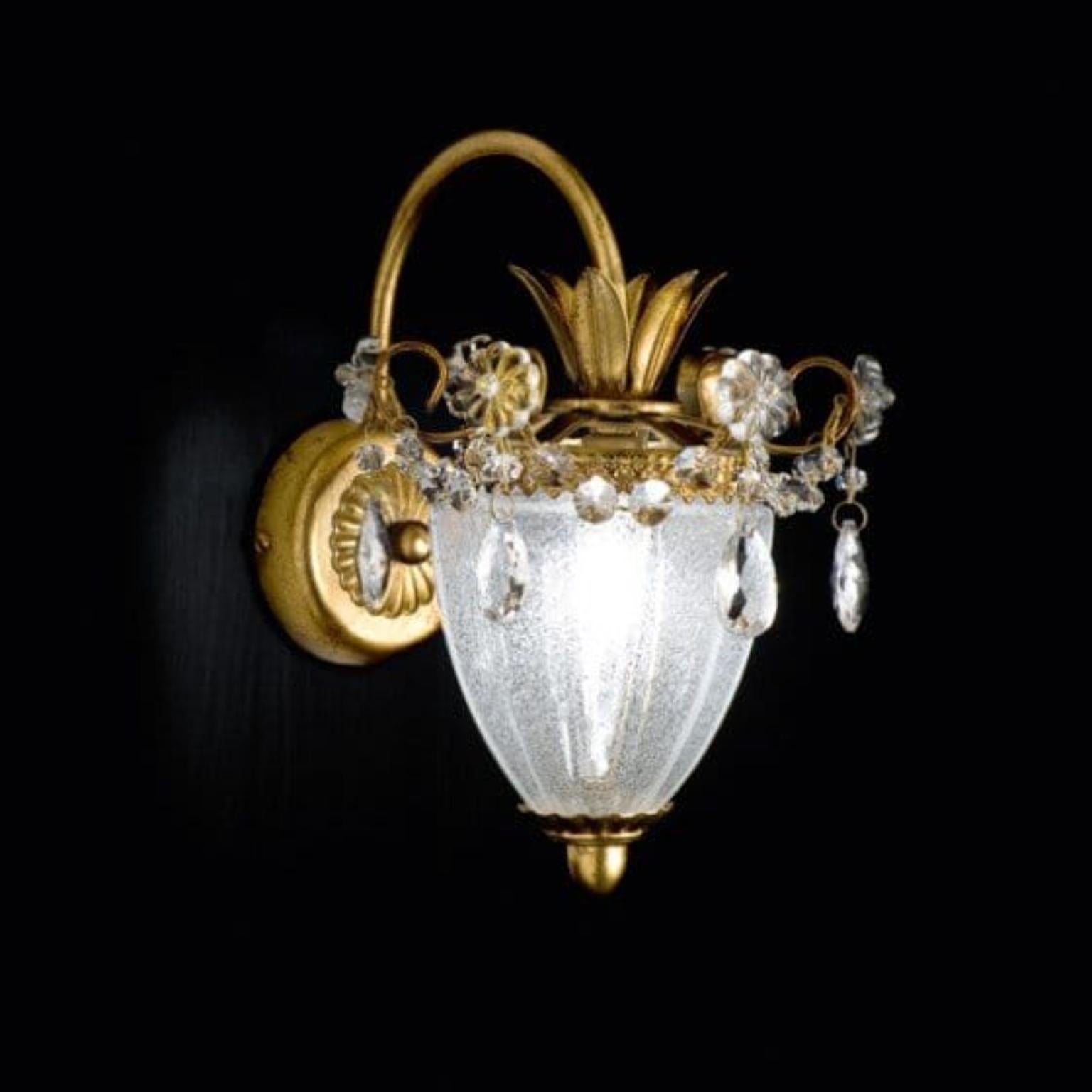 Lámpara de pared Fleur Rugiada de MM Lampadari
Dimensiones: P 17 x An 25 x Al 26 cm. 
Materiales: Metal y cristal de Murano.

Todas nuestras lámparas pueden cablearse según cada país. Si se vende a EE.UU., se cableará para ese país, por ejemplo.